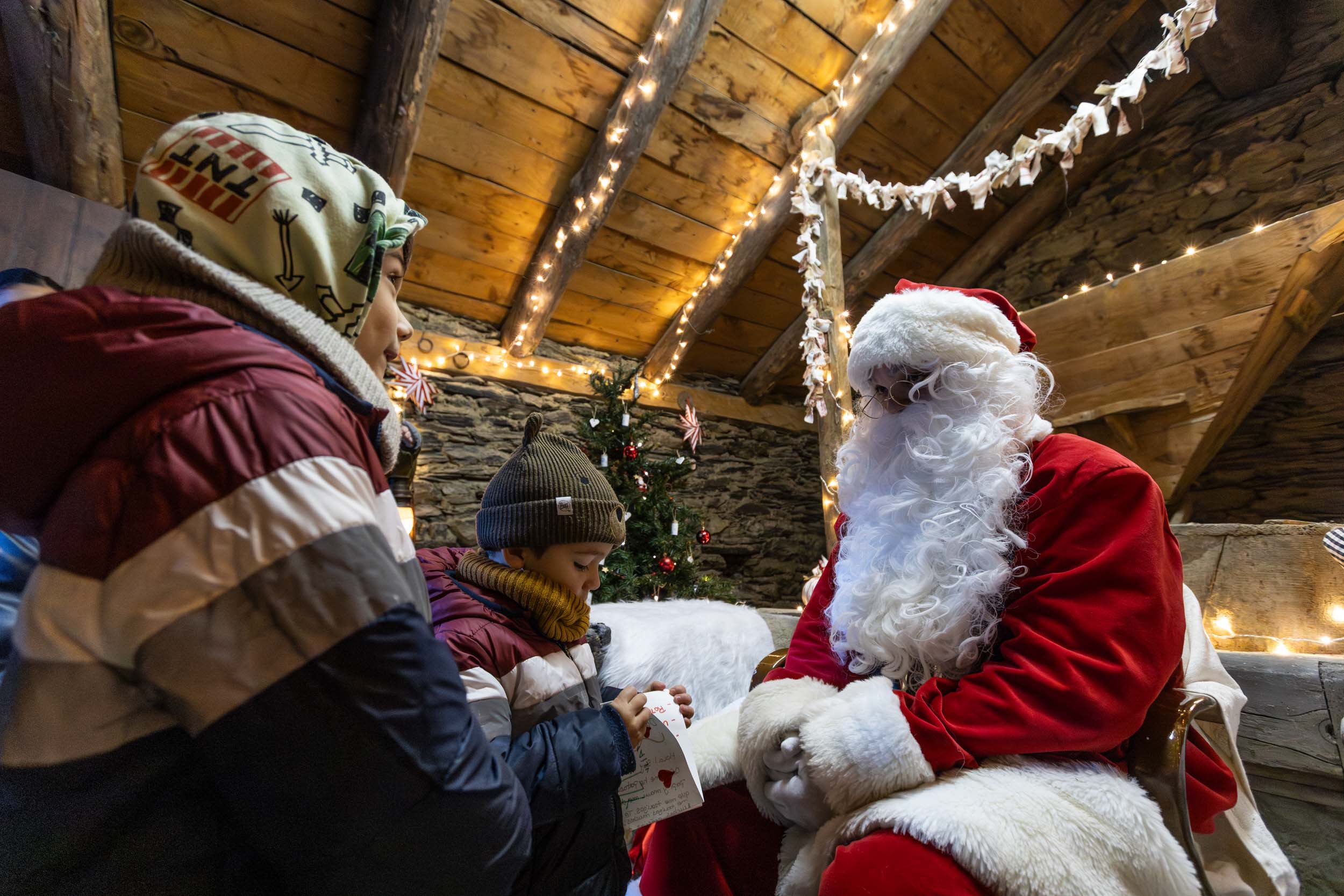 Els infants entregant les cartes al Pare Noel a la Massana.