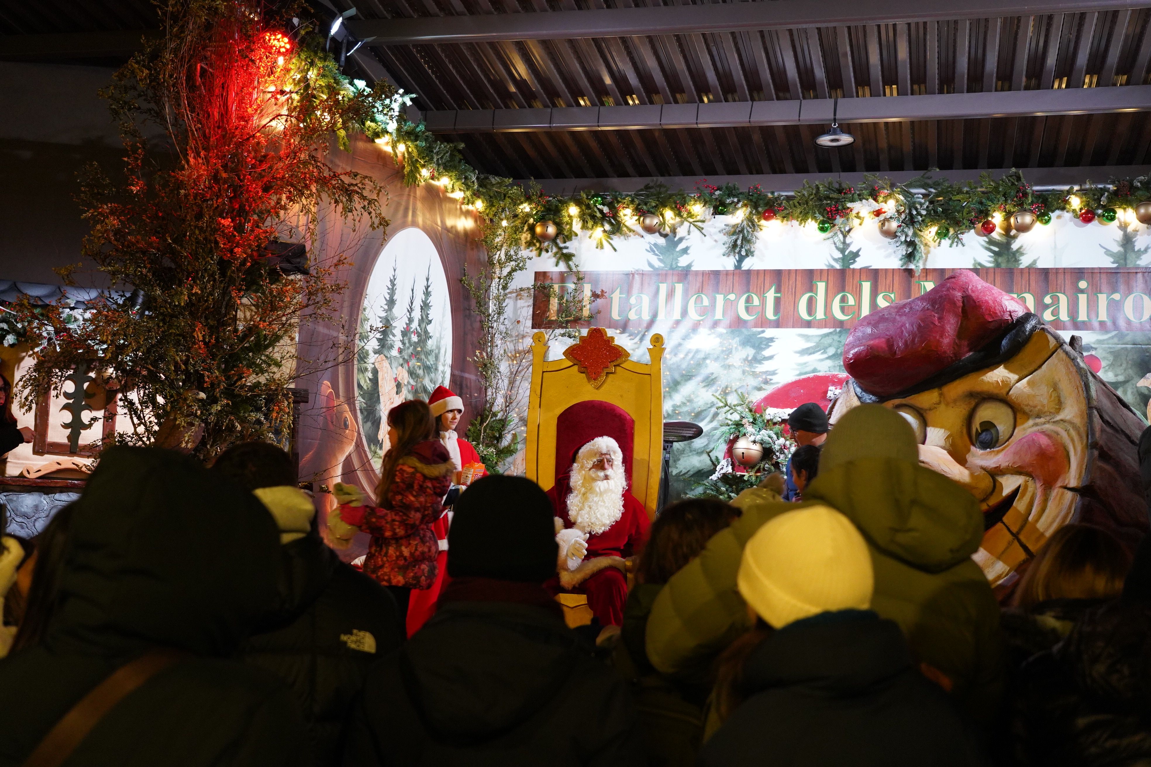 El Pare Noel a l'escenari del Poblet de Nadal. El Pare Noel a l'escenari del Poblet de Nadal.