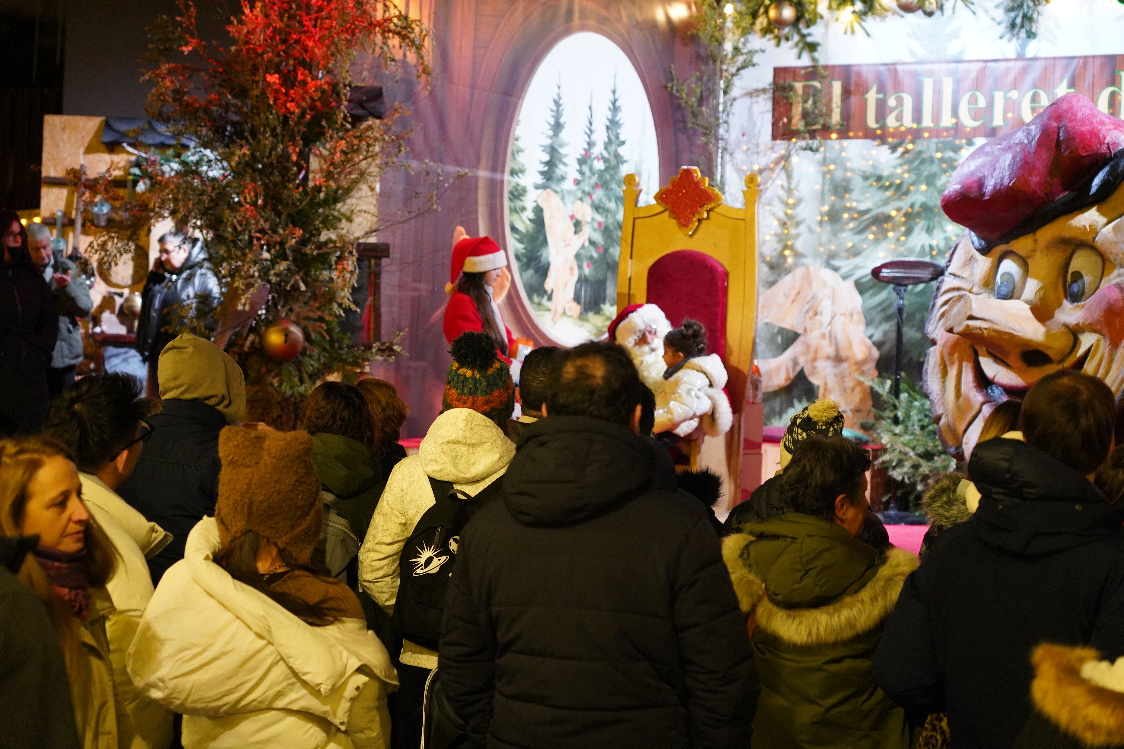 El Pare Noel parlant amb una nena. El Pare Noel parlant amb una nena.