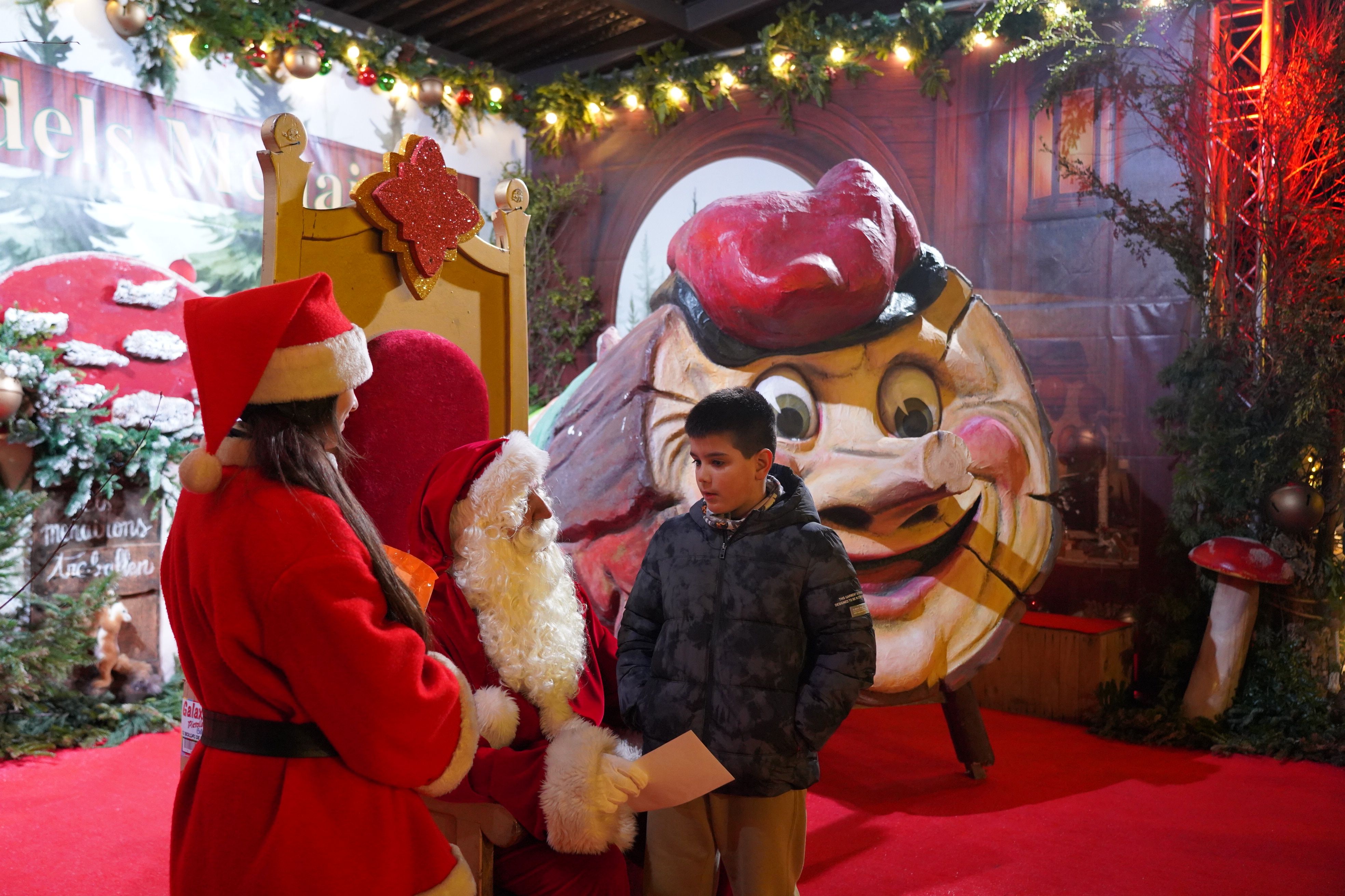 Un nen fent entrega de la seva carta. Un nen fent entrega de la seva carta.