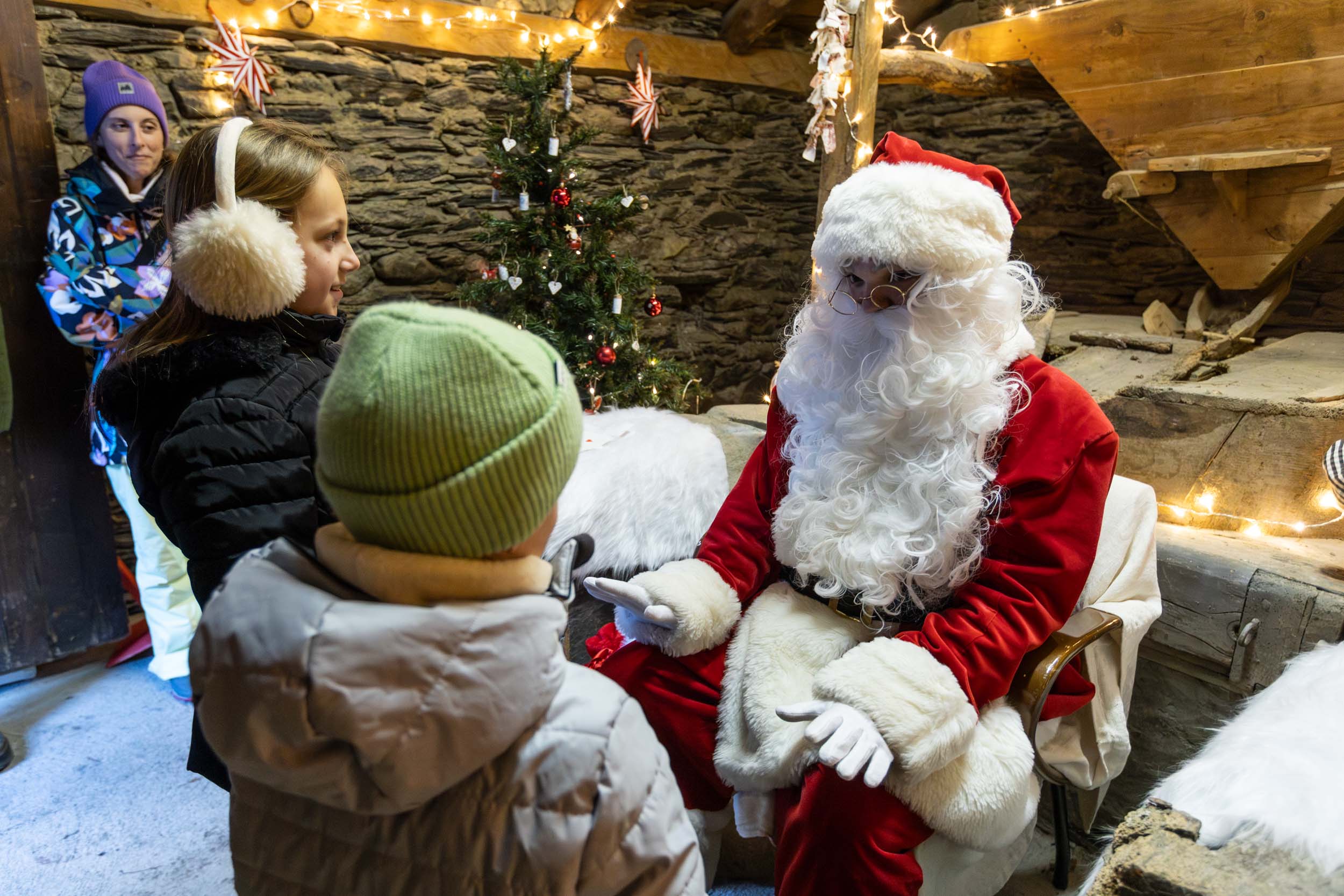 Uns infants parlant amb el Pare Noel. Uns infants parlant amb el Pare Noel.