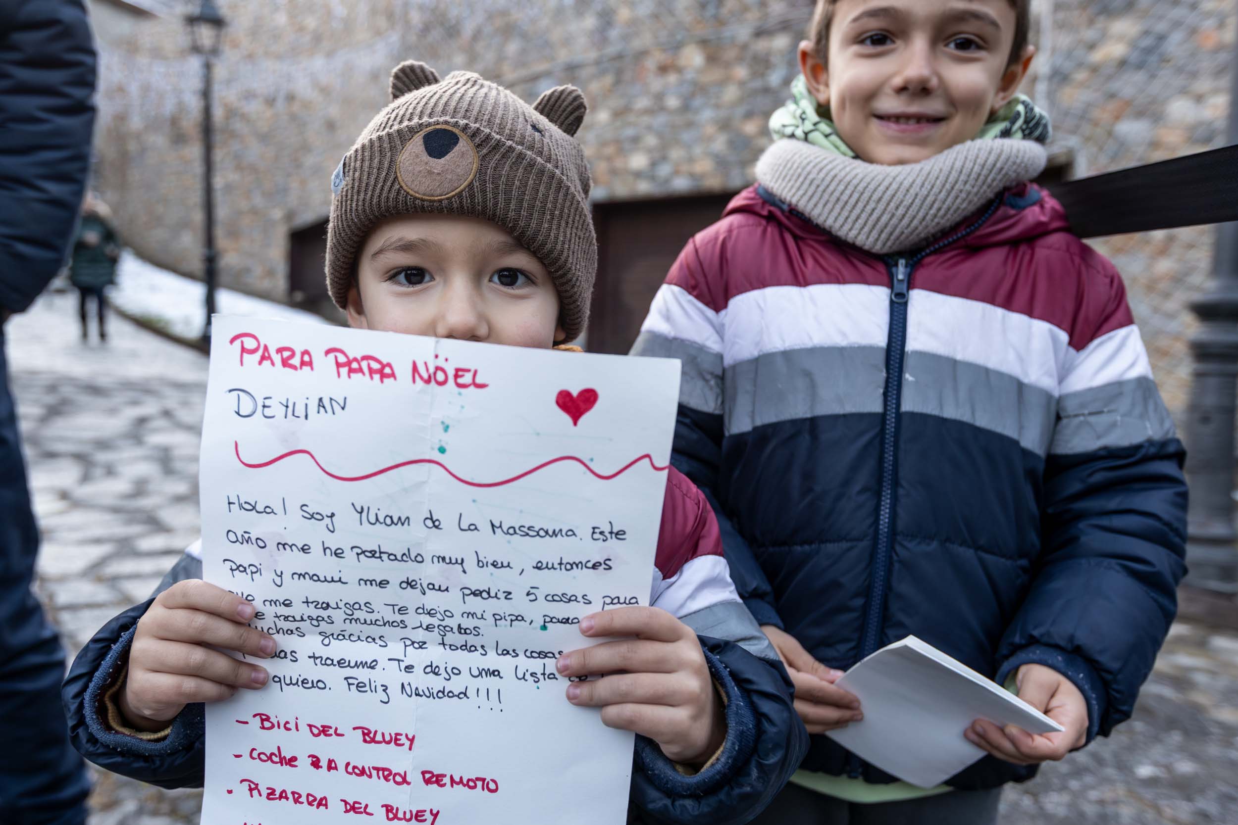Un infant ensenyant la seva carta. La portaveu del Sindicat, Rebeca Bonache.