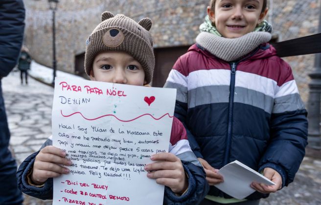 Un infant ensenyant la seva carta. Un infant ensenyant la seva carta.