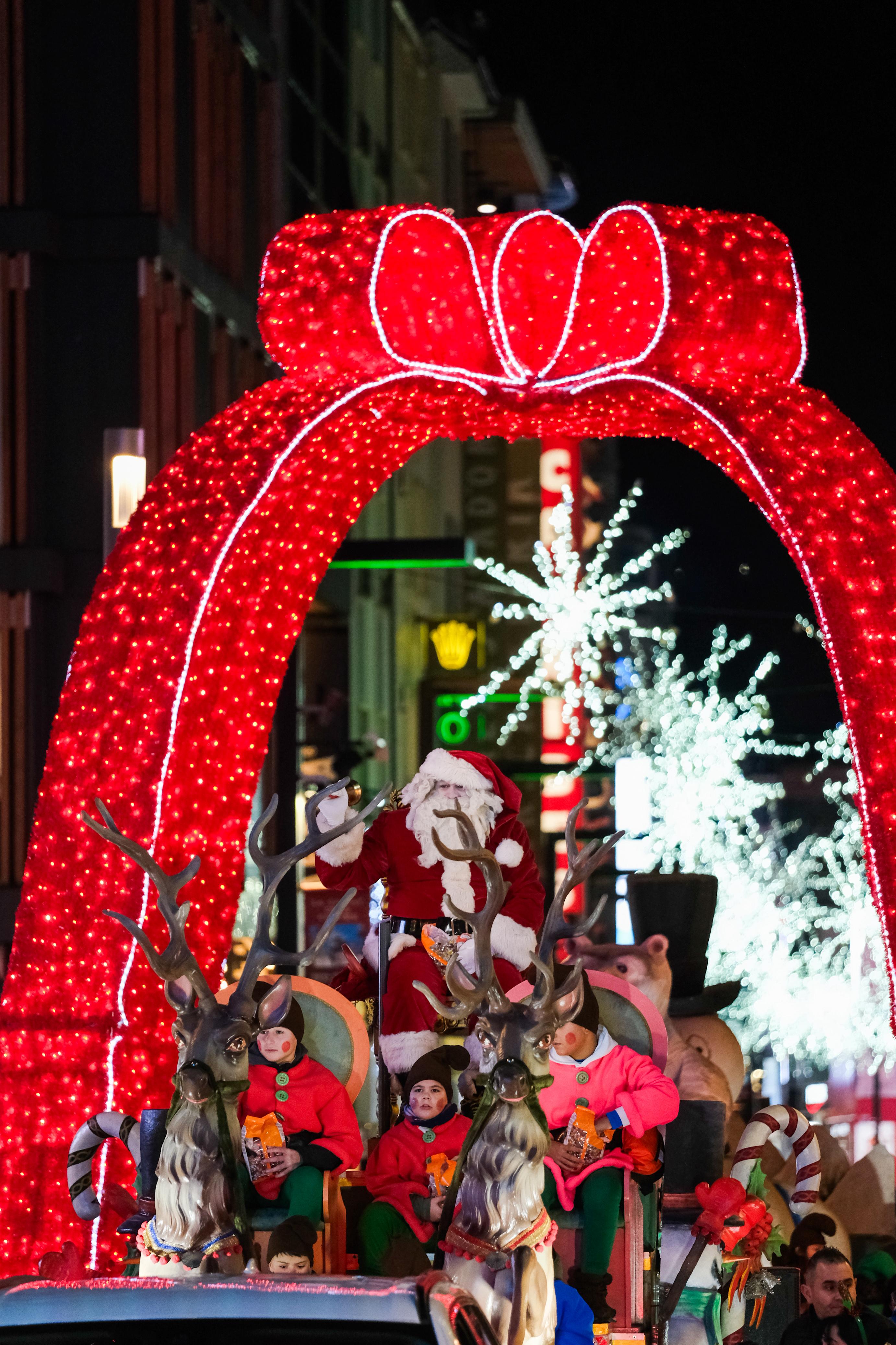 Desfilada del Pare Noel per Escaldes. Desfilada del Pare Noel per Escaldes.