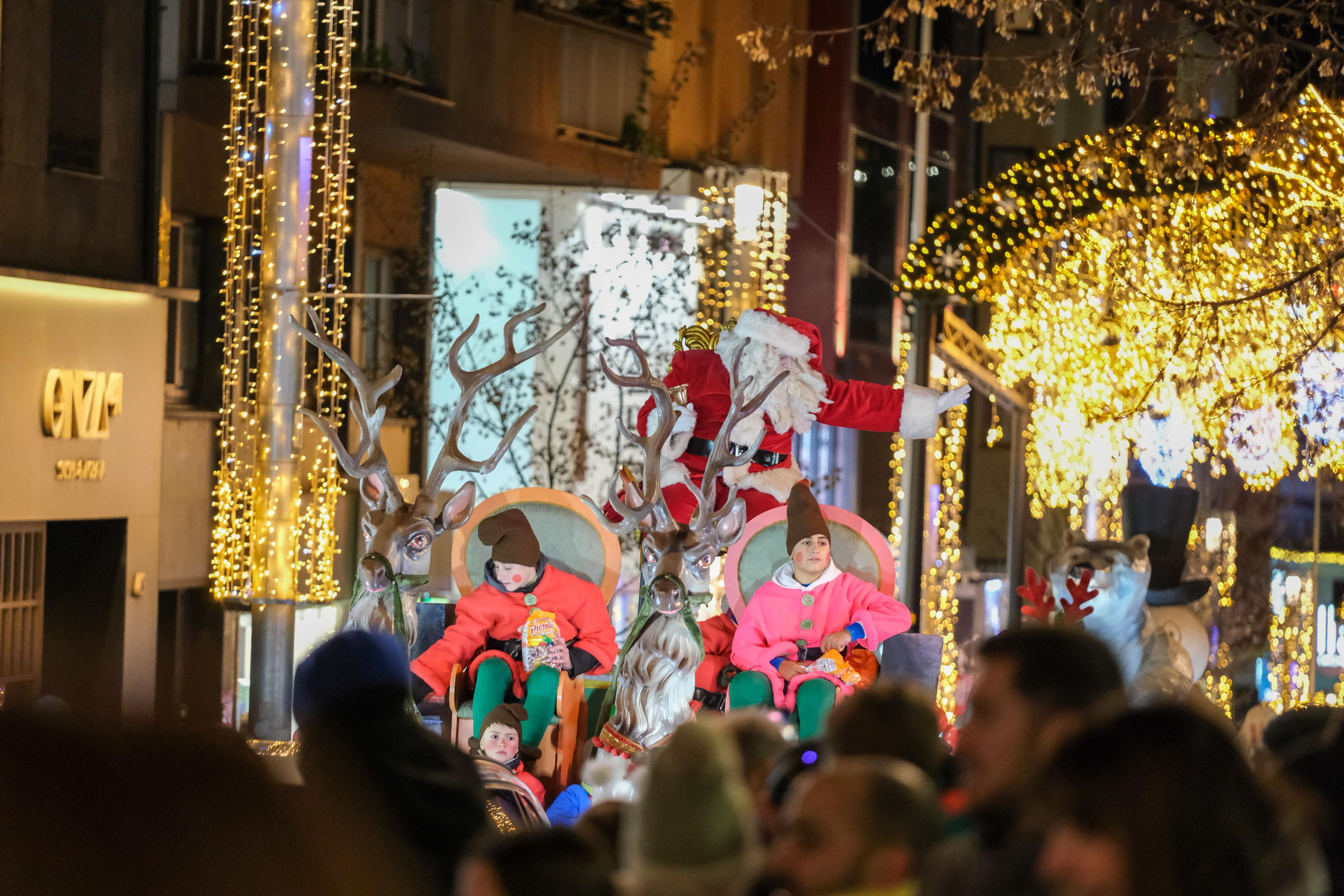 El Pare Noel saludant als escaldencs i escaldenques. El Pare Noel saludant als escaldencs i escaldenques.