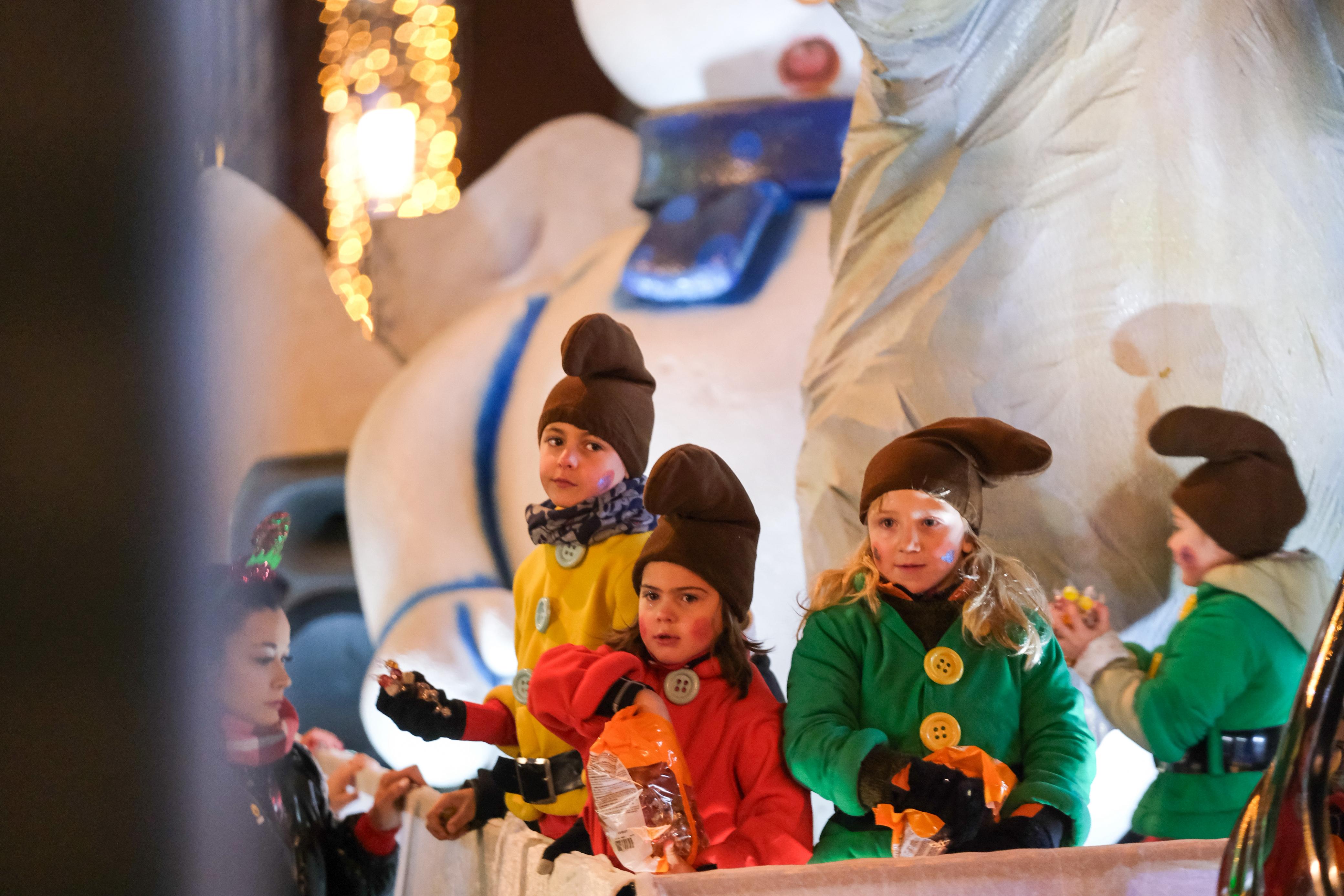 Un instant de la desfilada del Pare Noel a Escaldes. Un instant de la desfilada del Pare Noel a Escaldes.