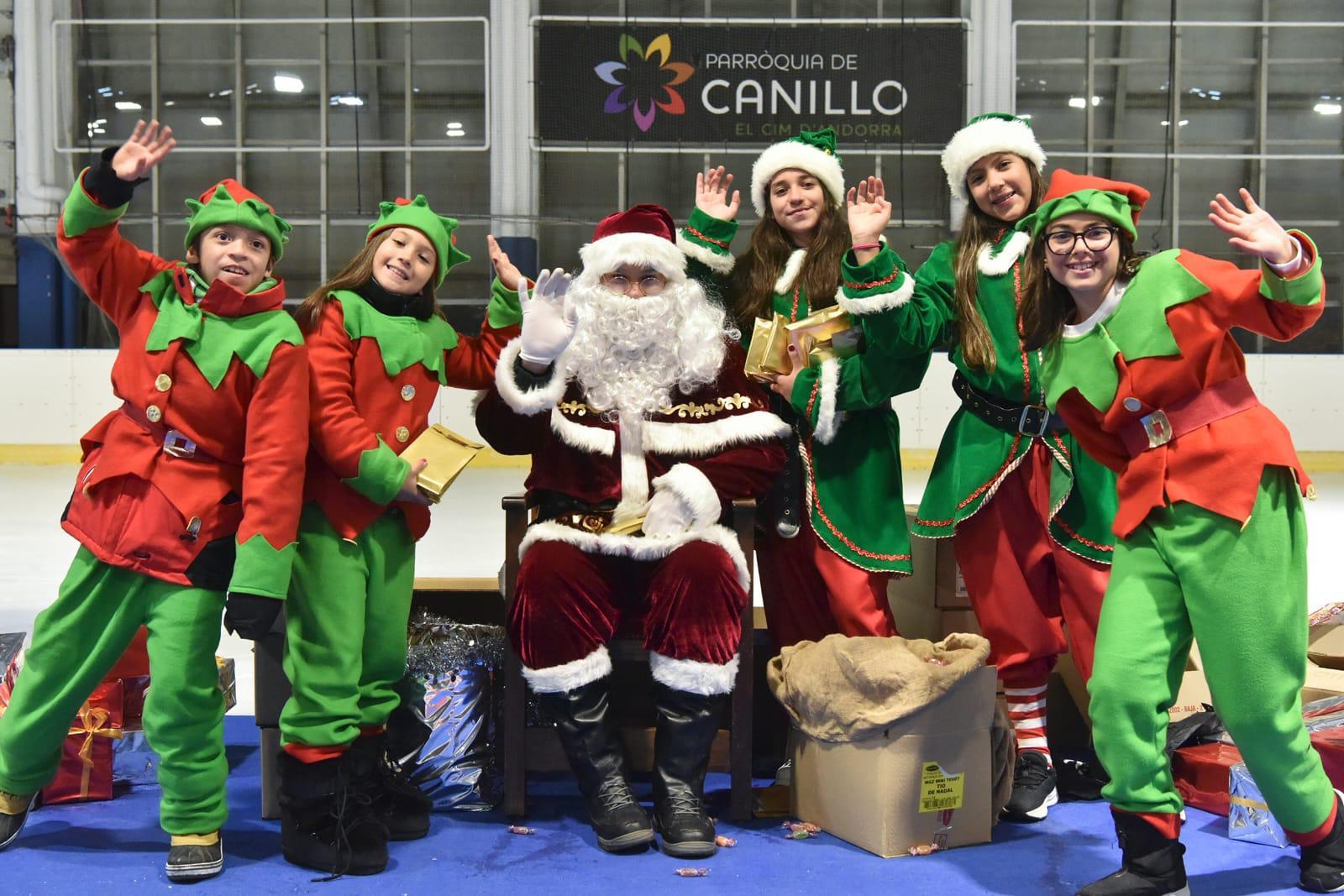 El Pare Noel i les seves ajudants a Canillo. El Pare Noel i les seves ajudants a Canillo.