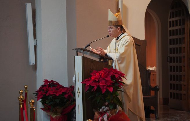 El copríncep episcopal durant la missa de Nadal.