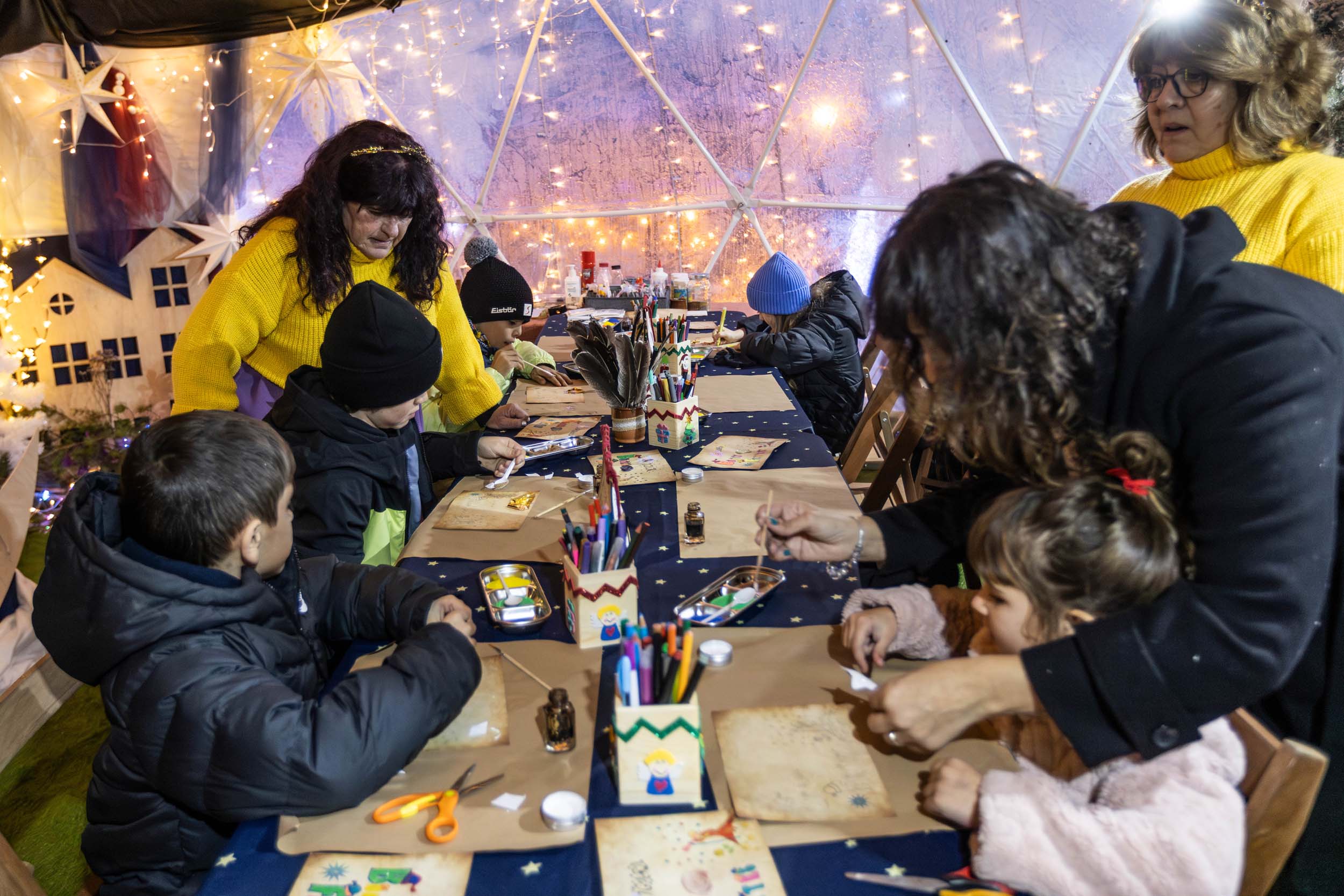 Els nens i nenes fent una de les activitats. La portaveu del Sindicat, Rebeca Bonache.