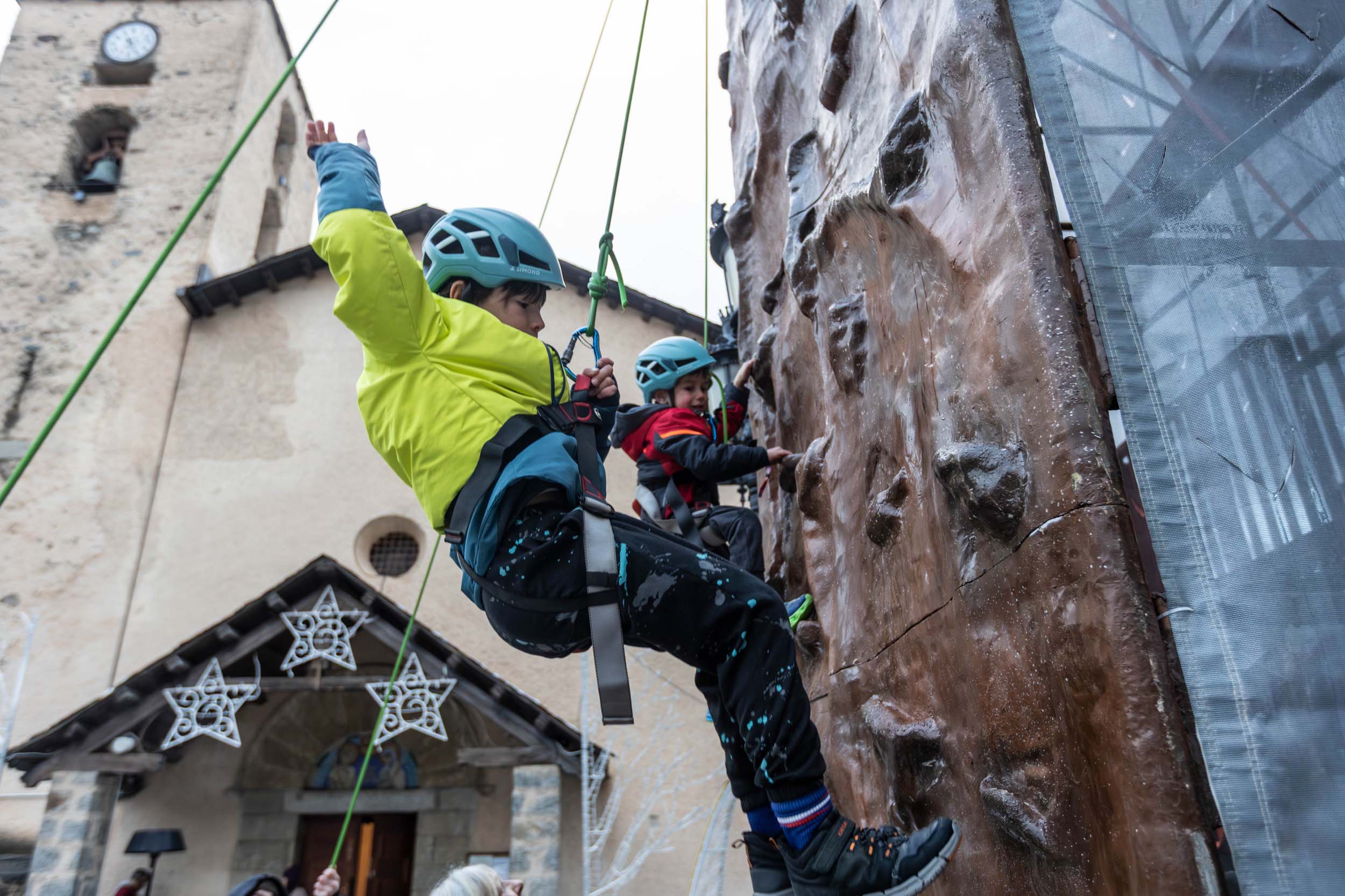 Uns nens pujant el rocòdrom de l'Estelàrium.
