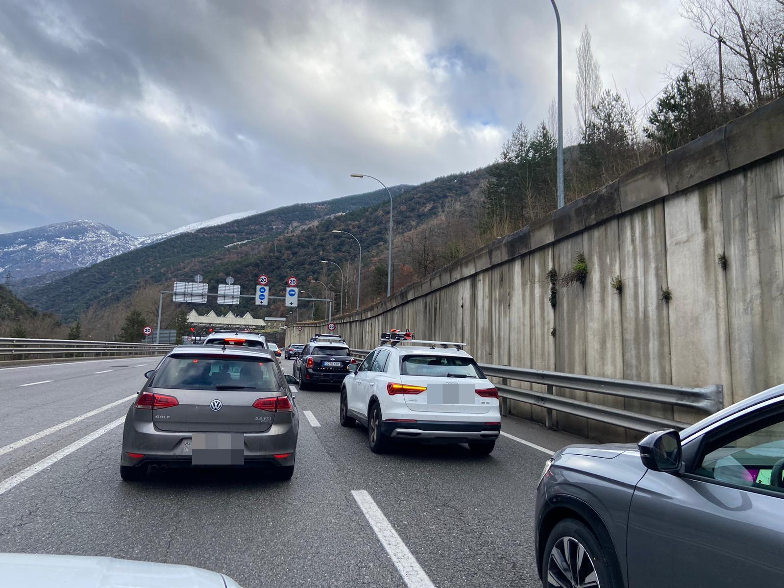 Cotxes d'entrada al Principat aquest dissabte al matí.