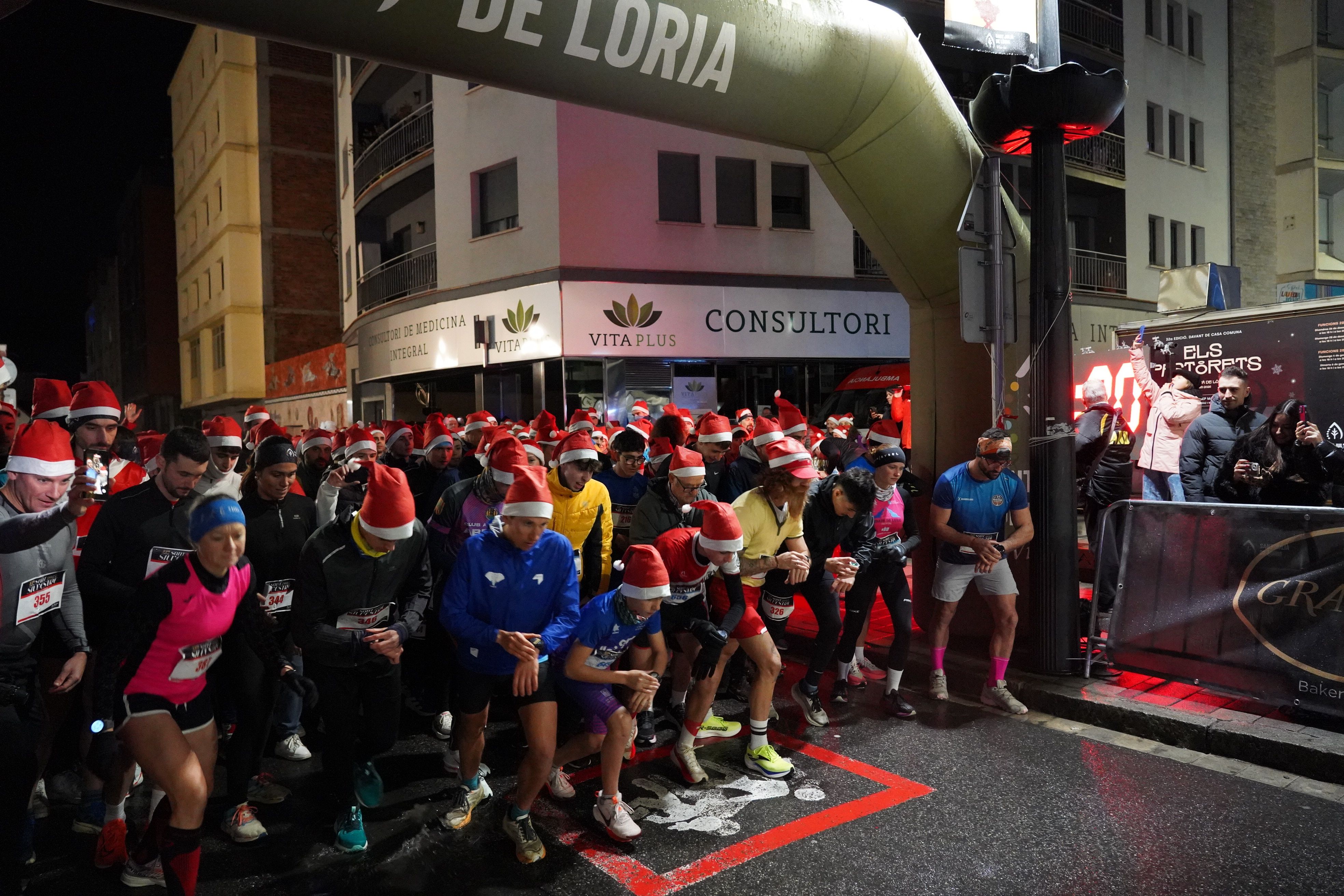 Tret de sortida a la cursa sènior a la plaça de la Germandat.