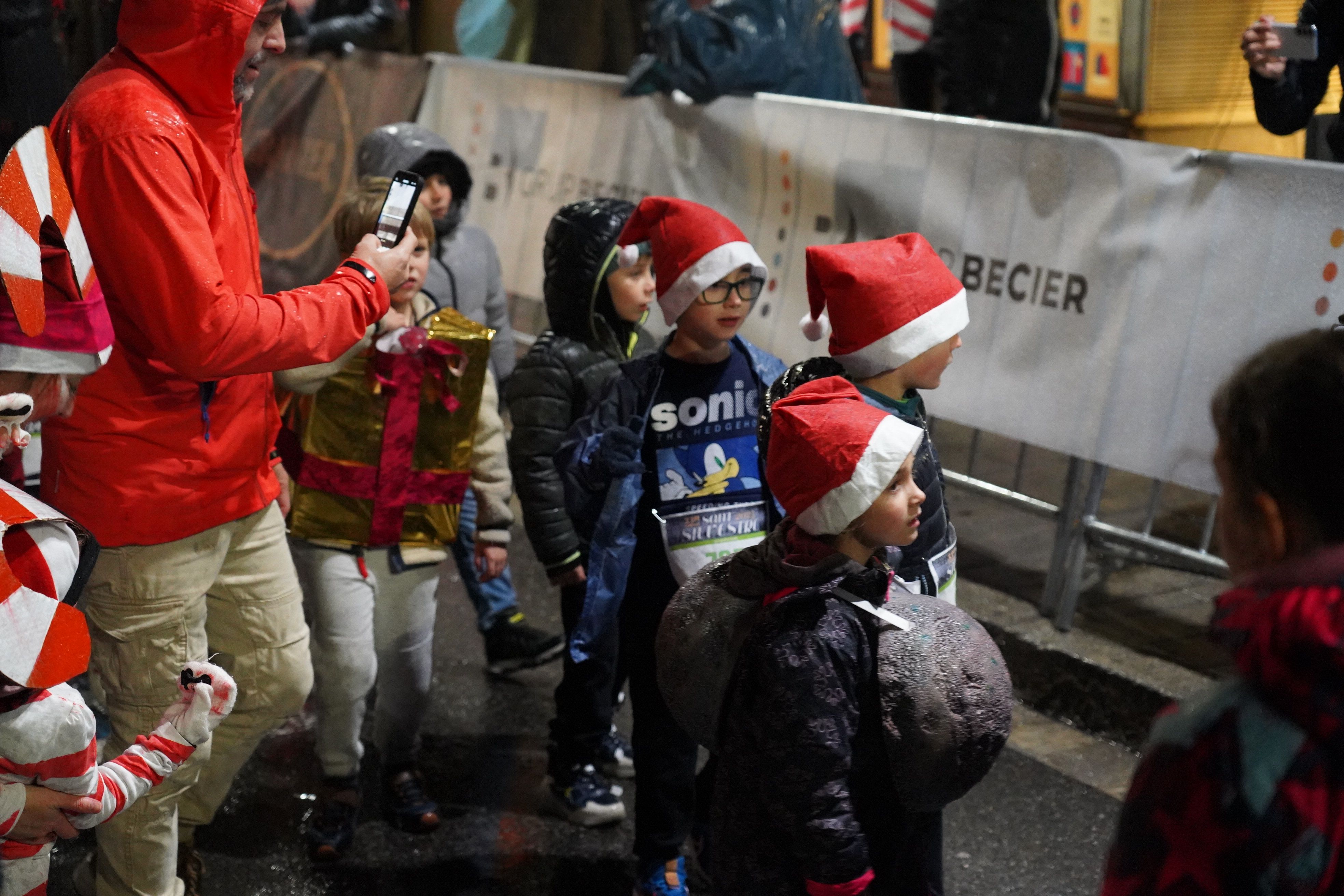 Els més petits, ben xops després de la primera cursa del vespre.
