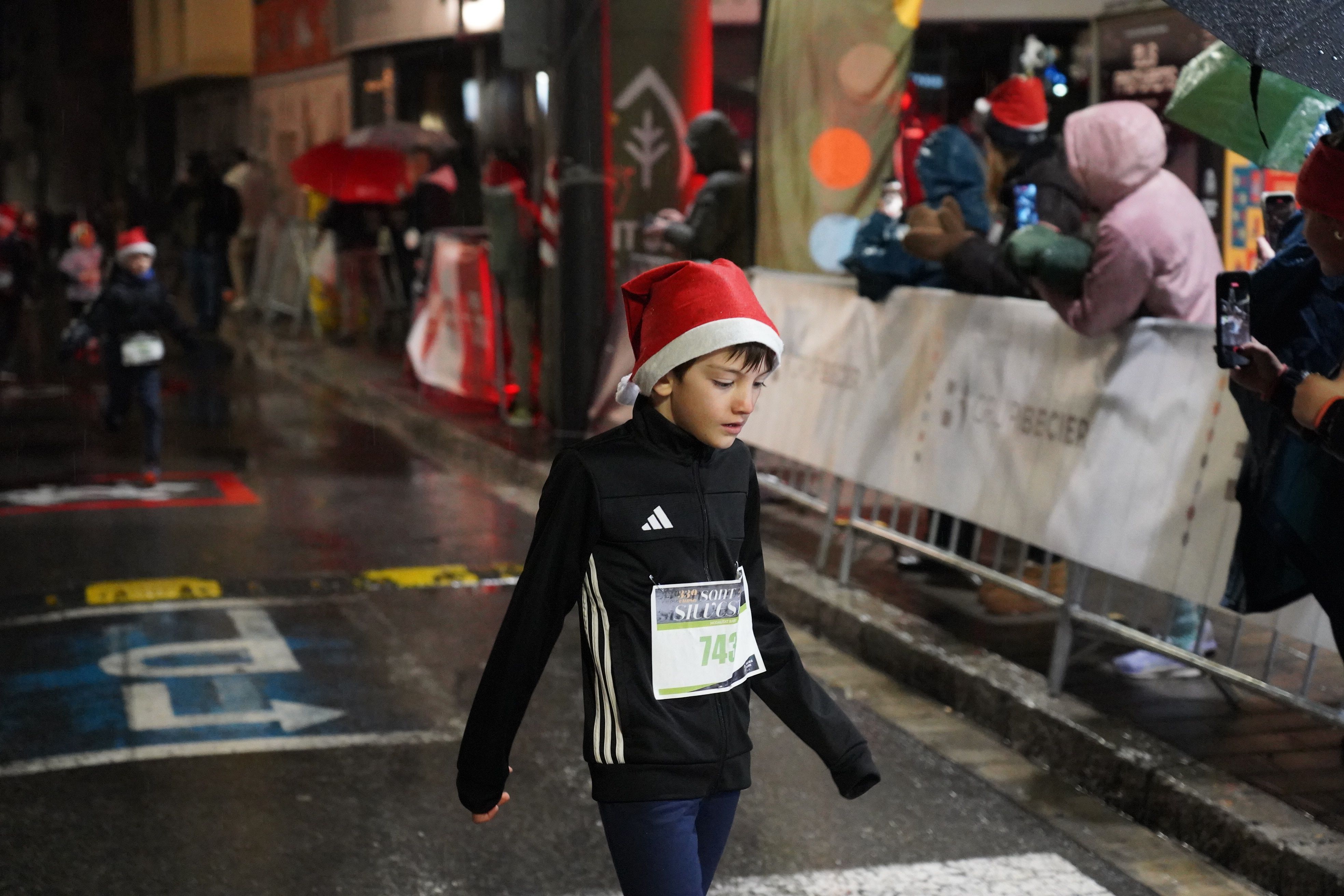 El guanyador de la 'baby' Sant Silvestre, després de creuar la meta.