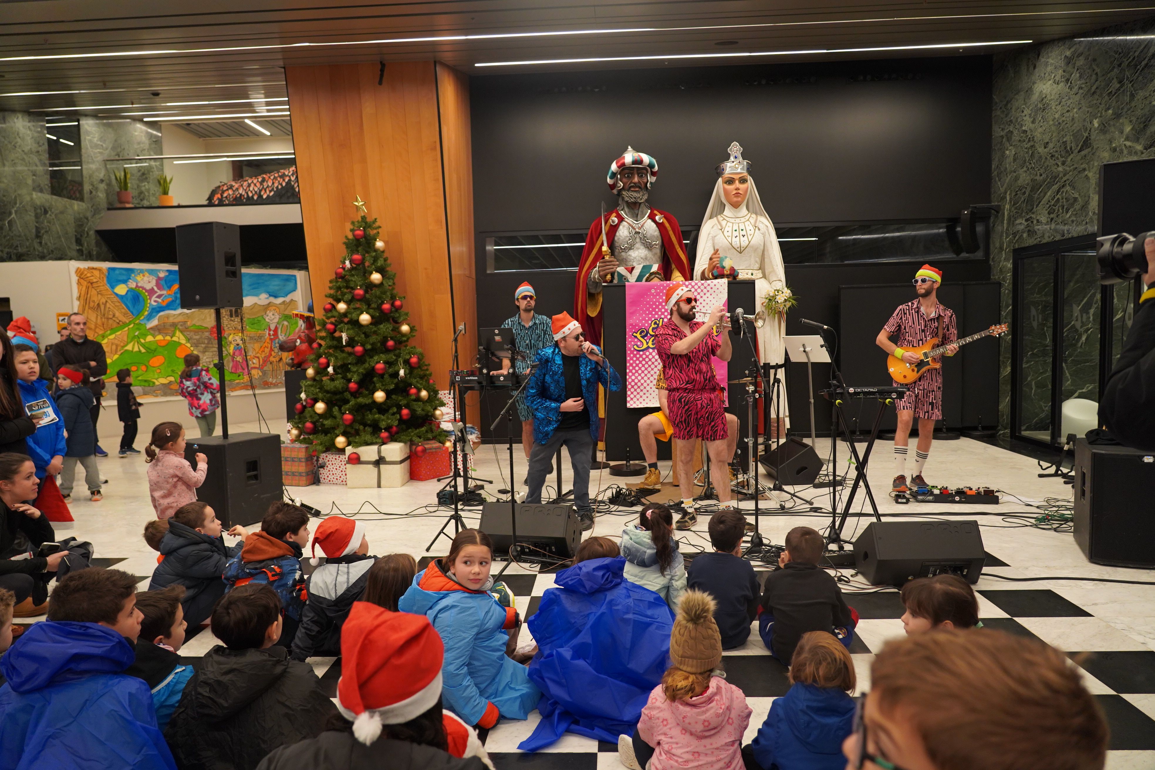 Els participants a la cursa 'baby', escoltant Els Senyora.