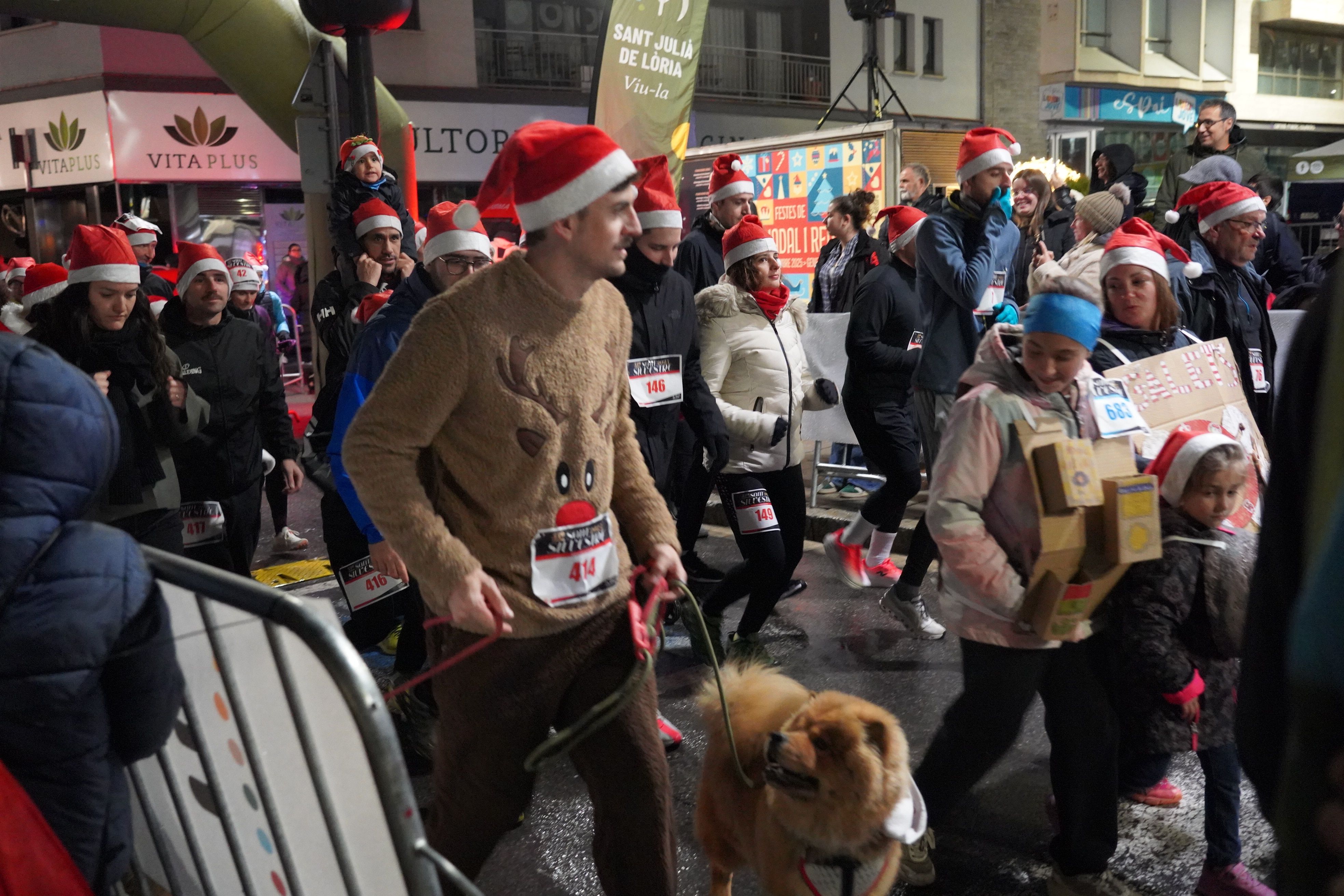 Alguns participants, amb els gossos per fer la cursa. 