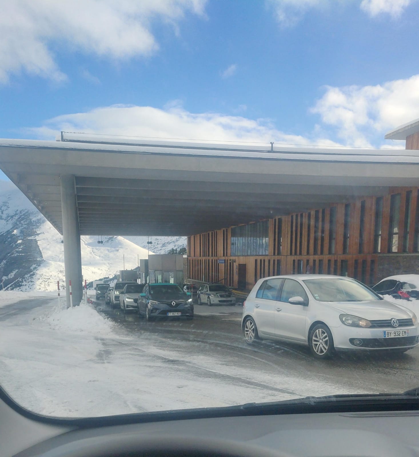 Fortes retencions al Pas de la Casa aquest diumenge al matí.