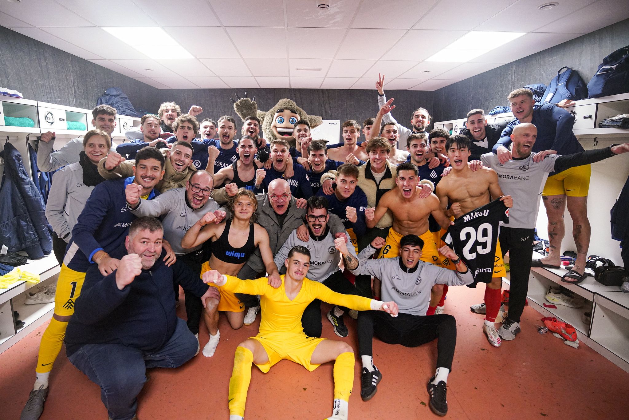 L'equip, celebrant al vestidor el triomf contra el Depor per tancar l'any 2025.