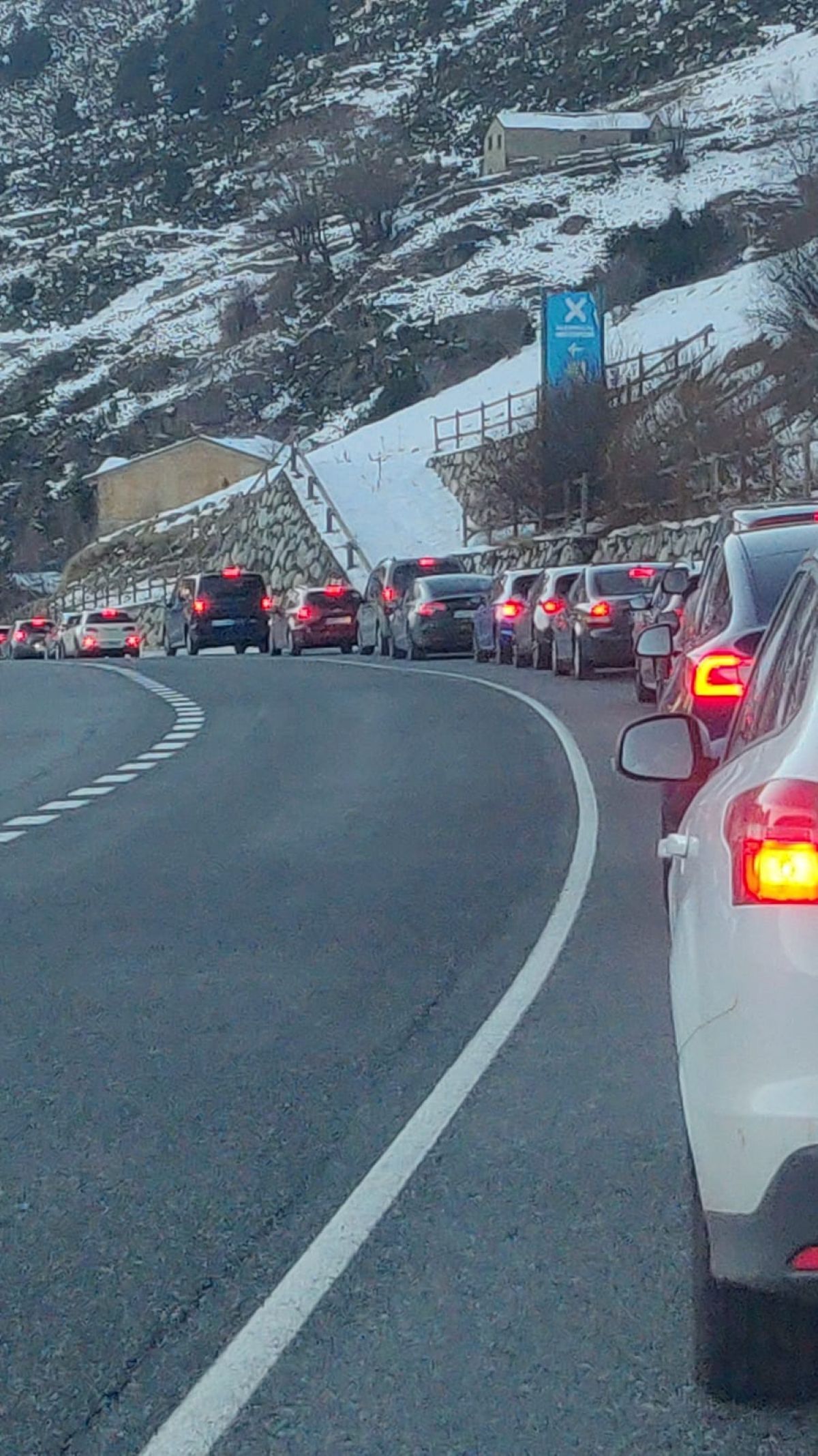 Llargues cues en direcció a Soldeu aquest diumenge a la tarda. 