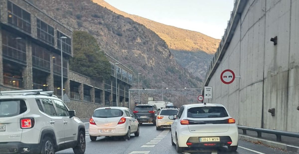 Cues a la zona de la rotonda del túnel de les Dos Valires.