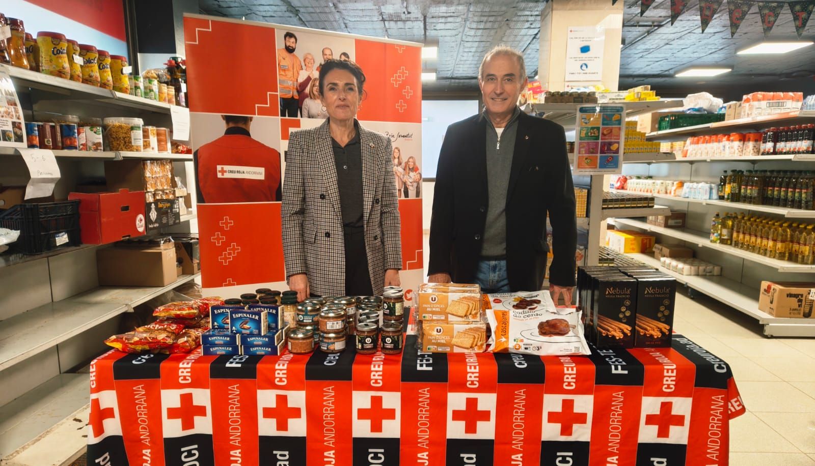El Rotary Club d’Andorra entrega 48 menús de Nadal a famílies usuàries de la Creu Roja.