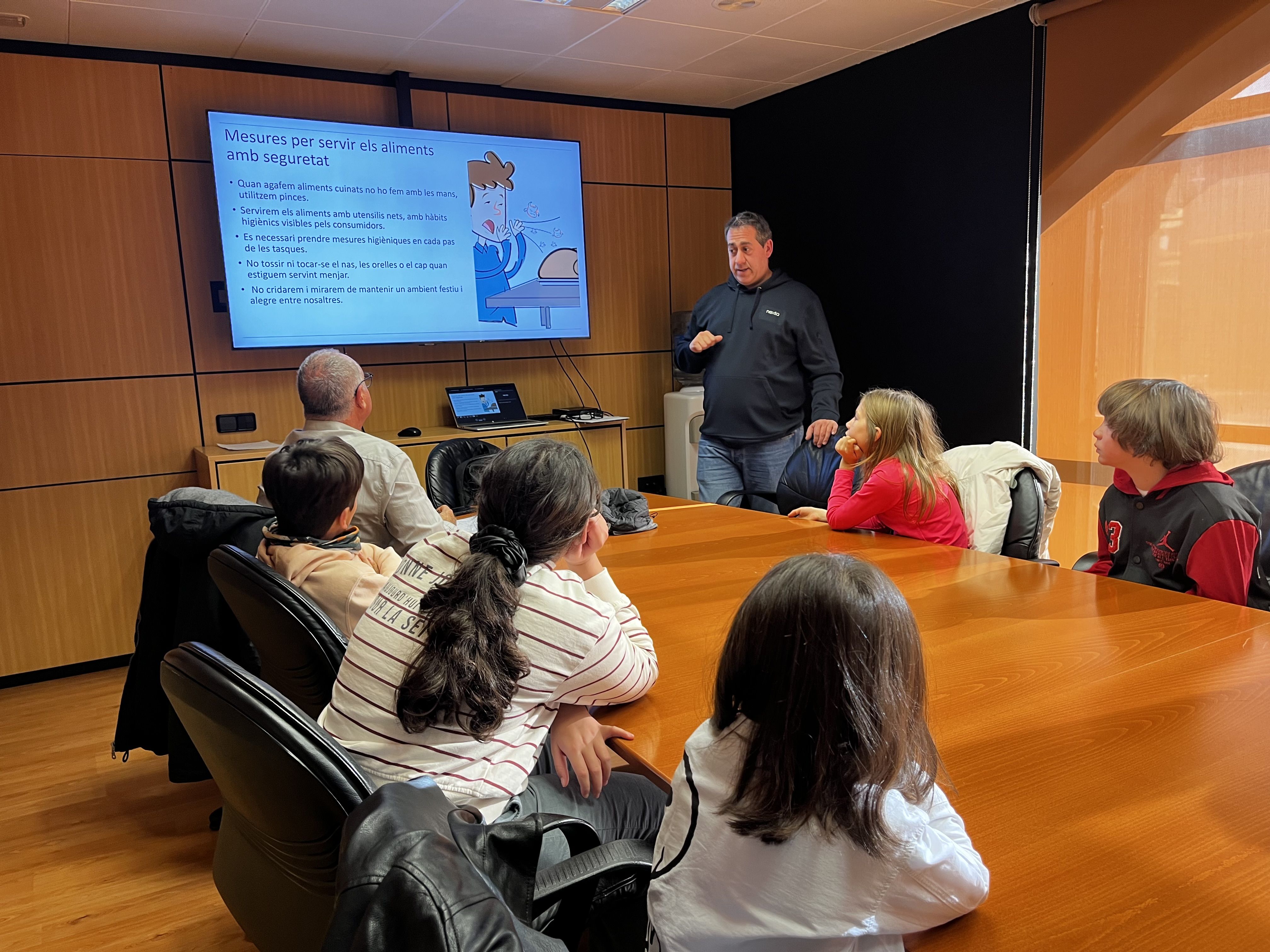 Els infants de la Confraria de Sant Antoni es formen en manipulació d’aliments.