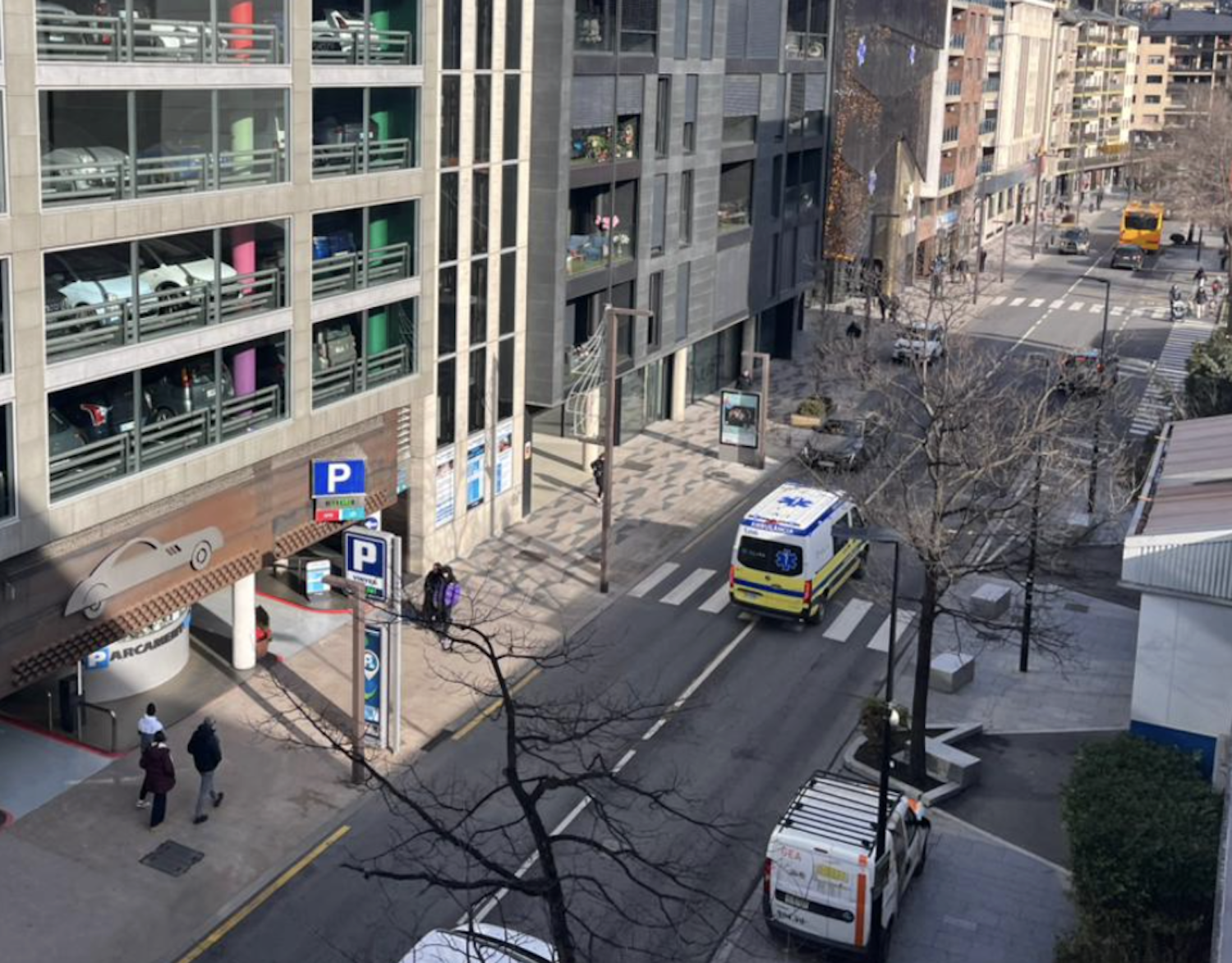 L’ambulància que ha traslladat el ferit a l’hospital.