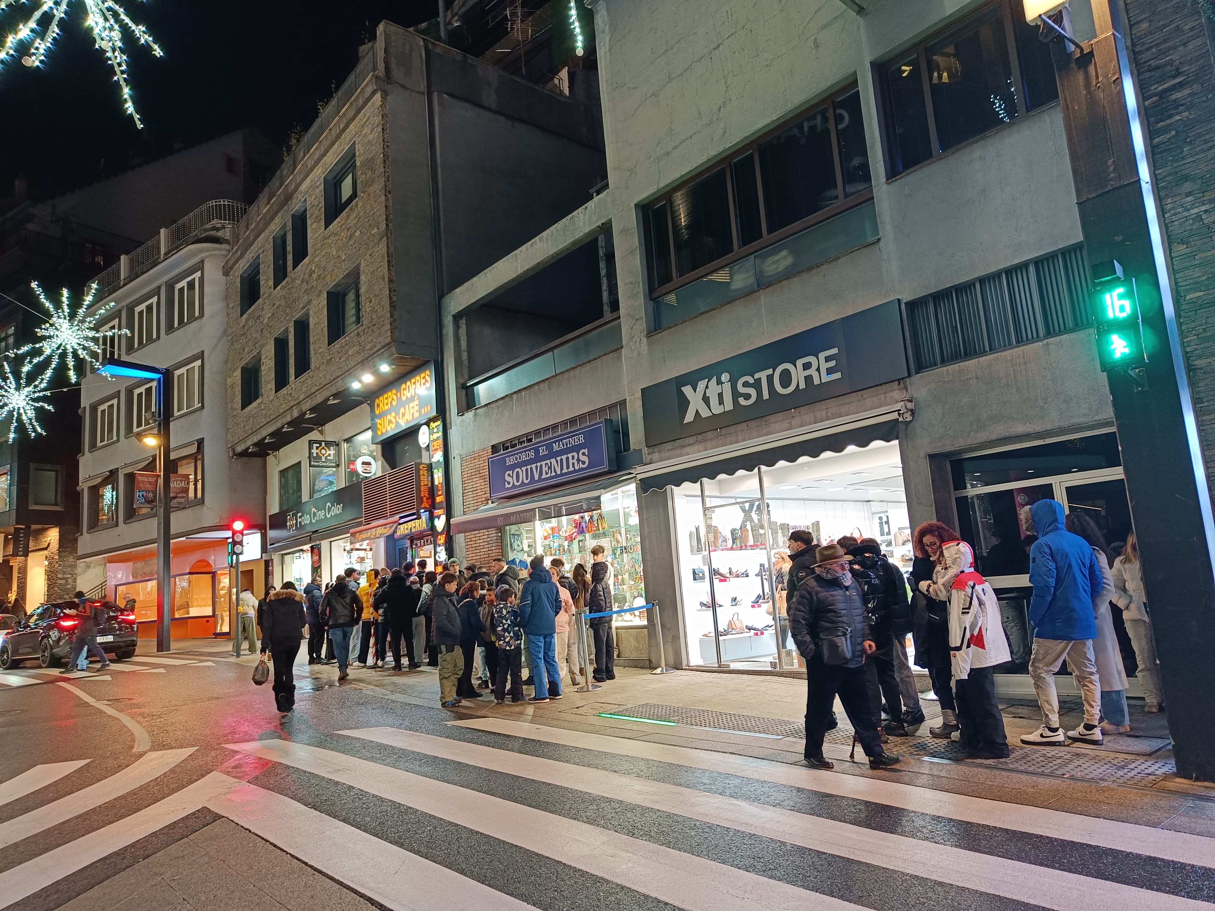 Cues a l'exterior de l'establiment de la Rotonda.