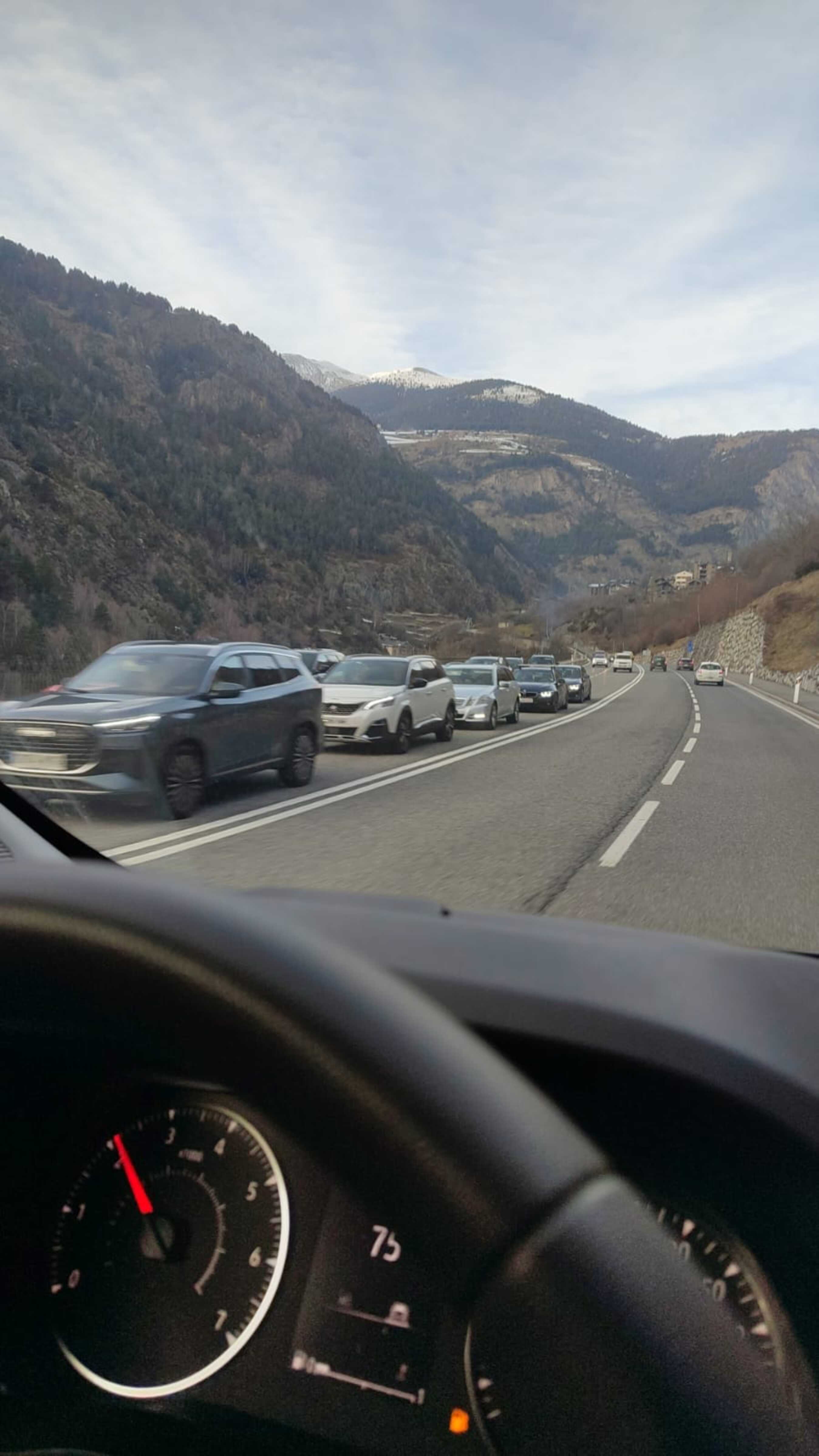 Les retencions d'entrada a Encamp arriben fins a la rotonda de Meritxell.