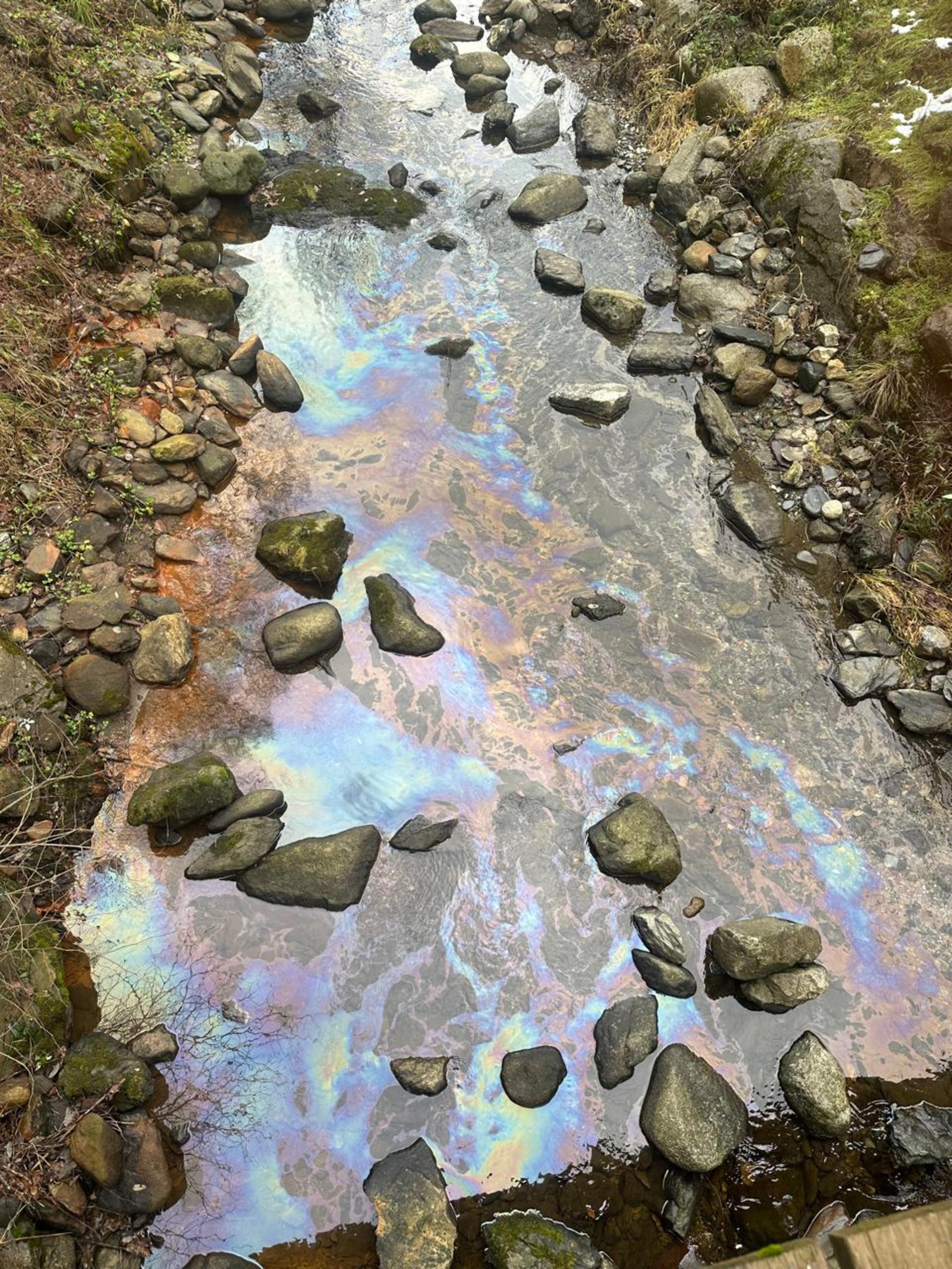 Una imatge de l'hidrocarbur al riu.