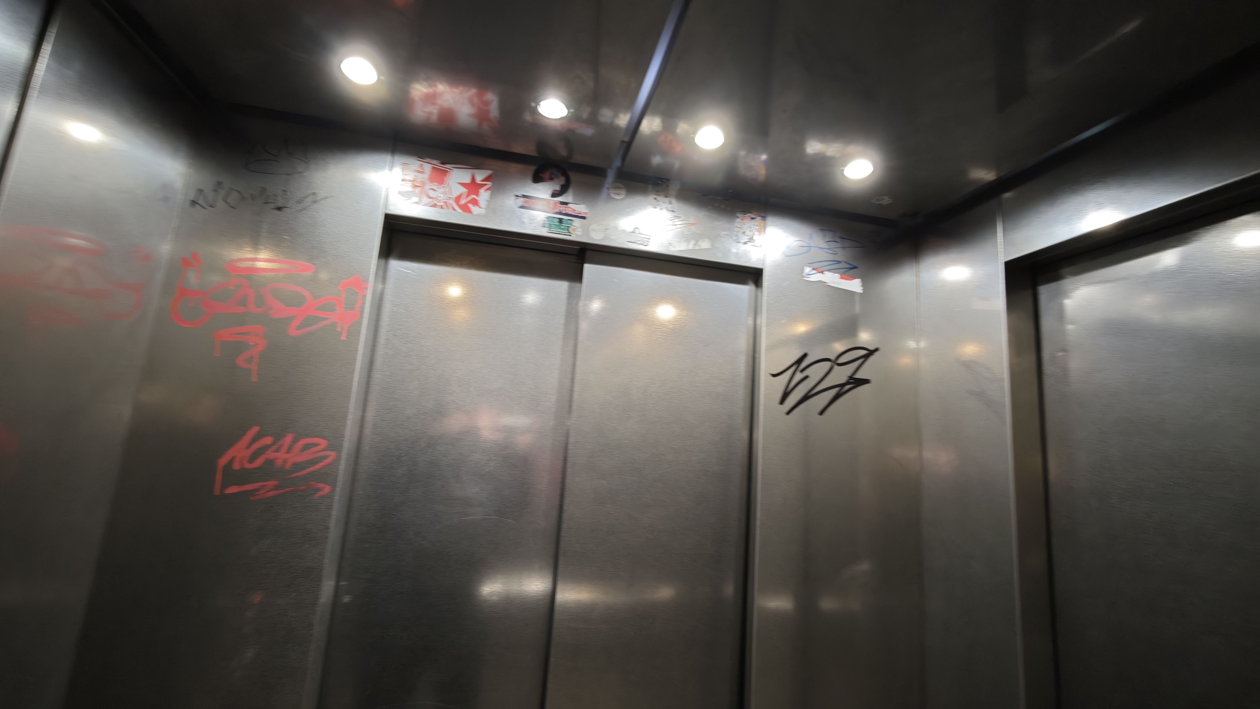 Pintades a l’interior de l’ascensor.