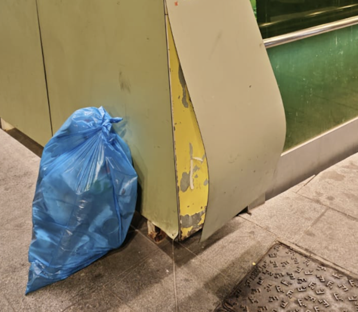 Escombraries abandonades a l’exterior i mobiliari malmès.