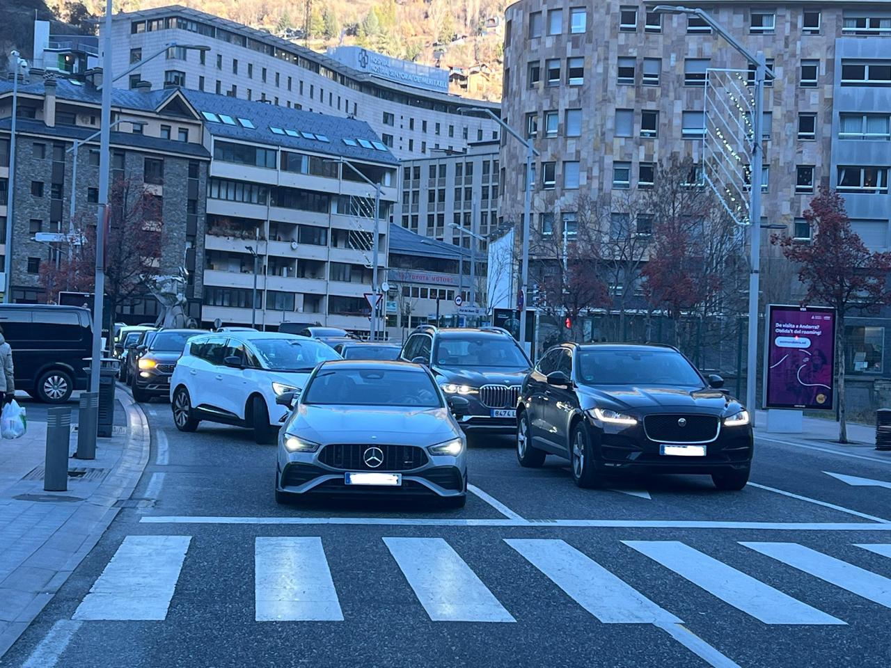 El trànsit intens es fa notar en els accessos als aparcaments del centre.