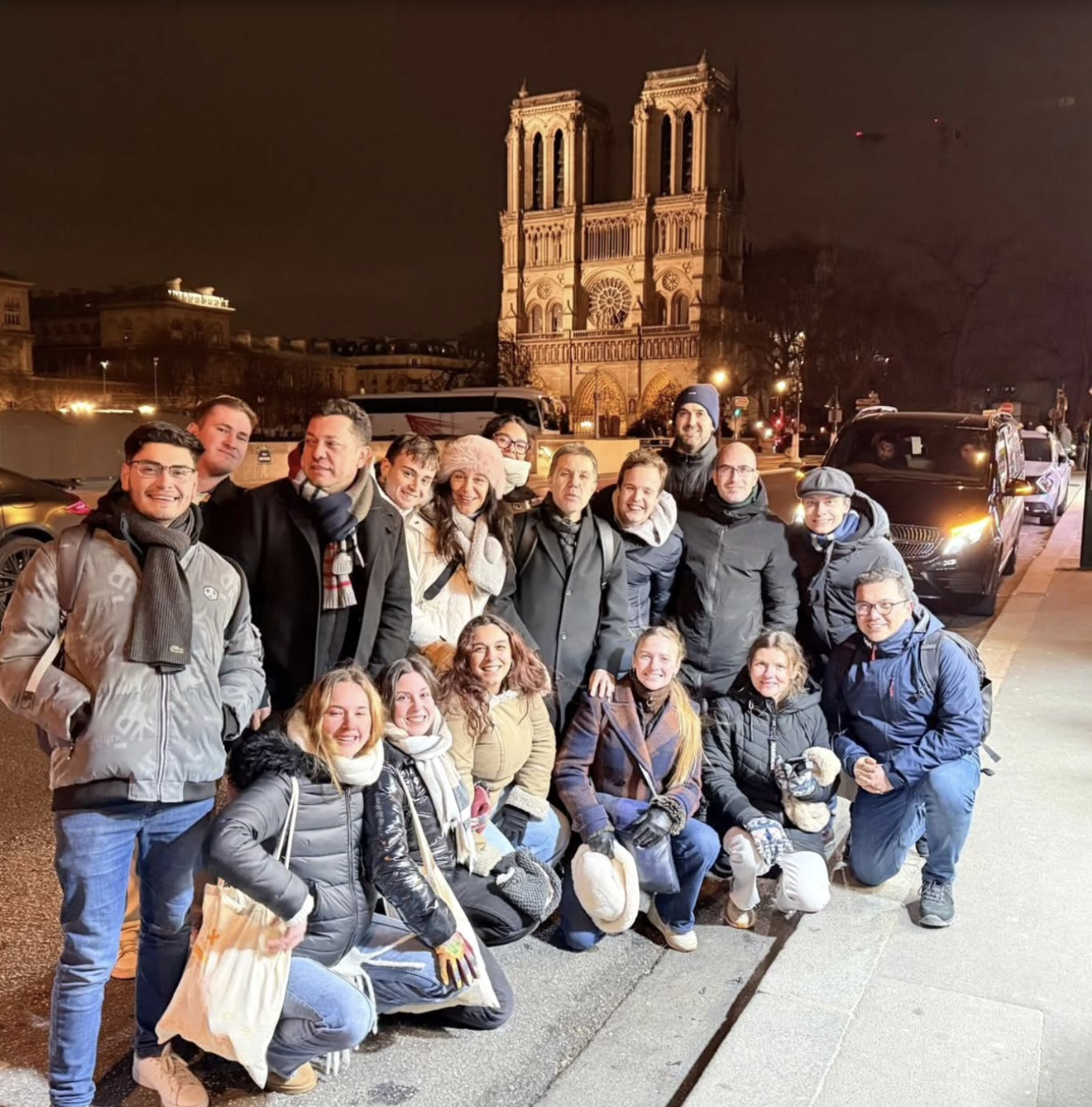 Els joves del bisbat d'Urgell davant la catedral de Notre Dame de París.