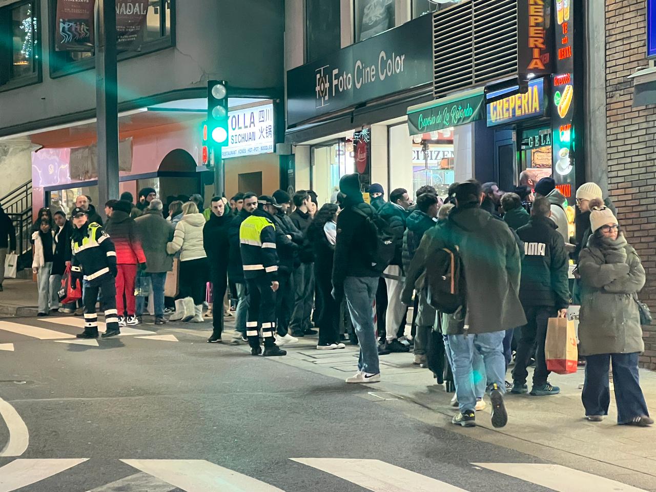Urbans a la zona intentant posar calma a la situació. Urbans a la zona intentant posar calma a la situació.