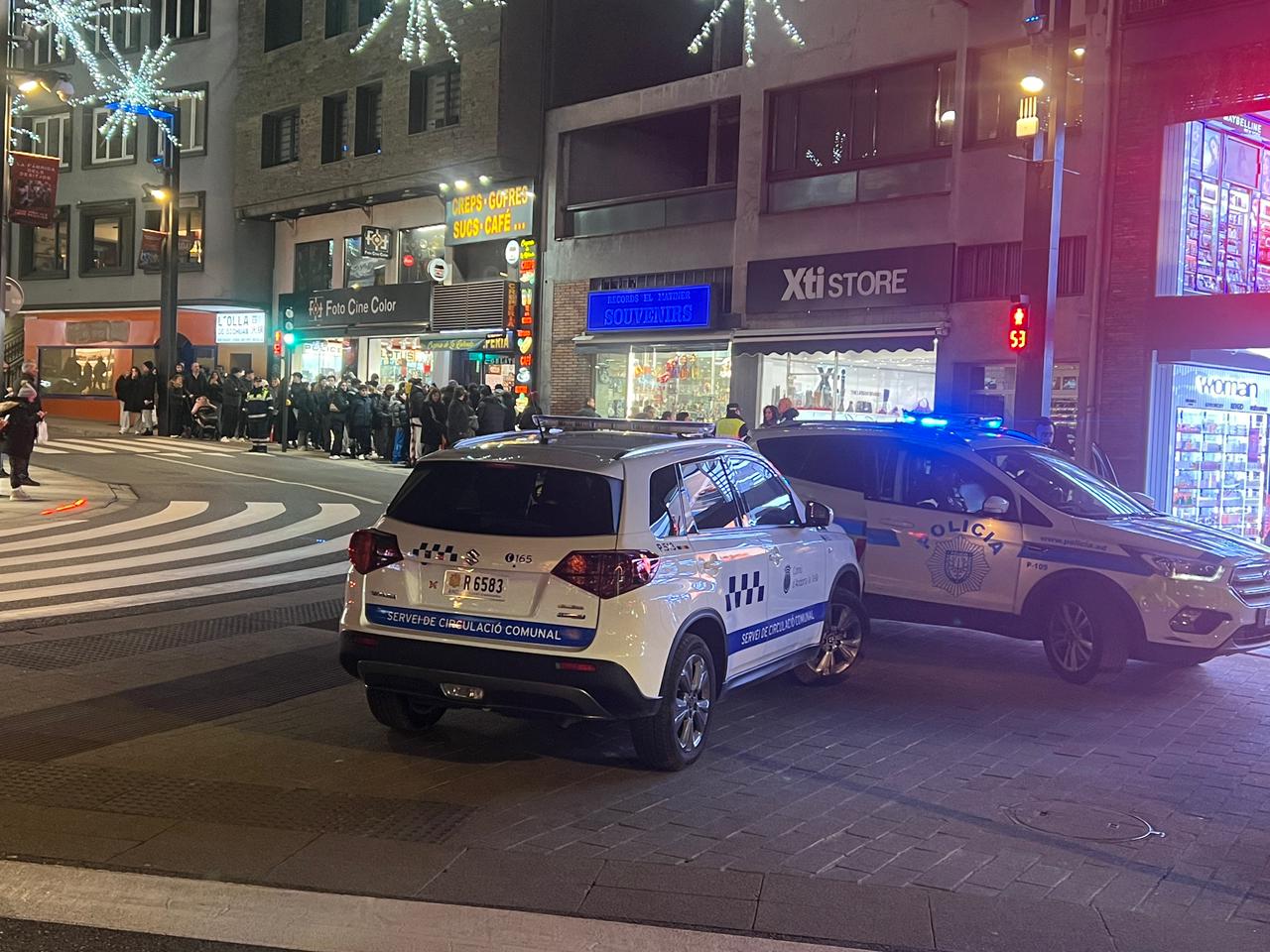 Vehicles de circulació i de la policia amb la cua a La Creperia.