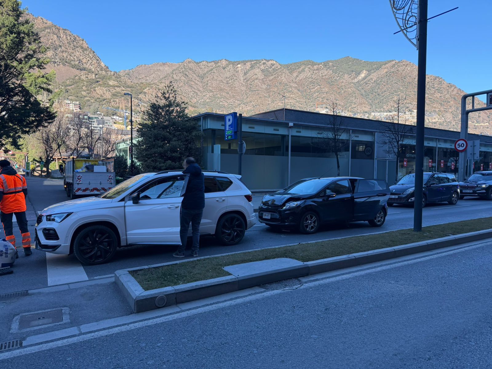 Els dos cotxes implicats en la topada.