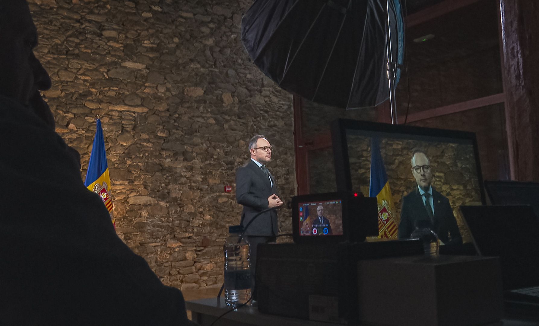 Espot, durant el discurs, gravat a casa Masover.