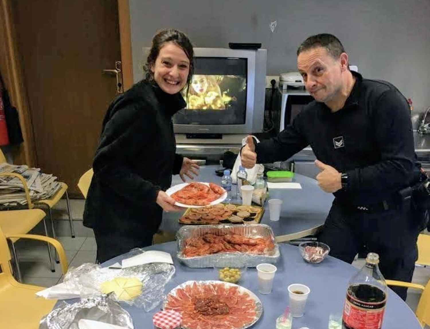 Bozzo amb una companya de feina durant una de les nits de Cap d’Any que ha hagut de treballar.