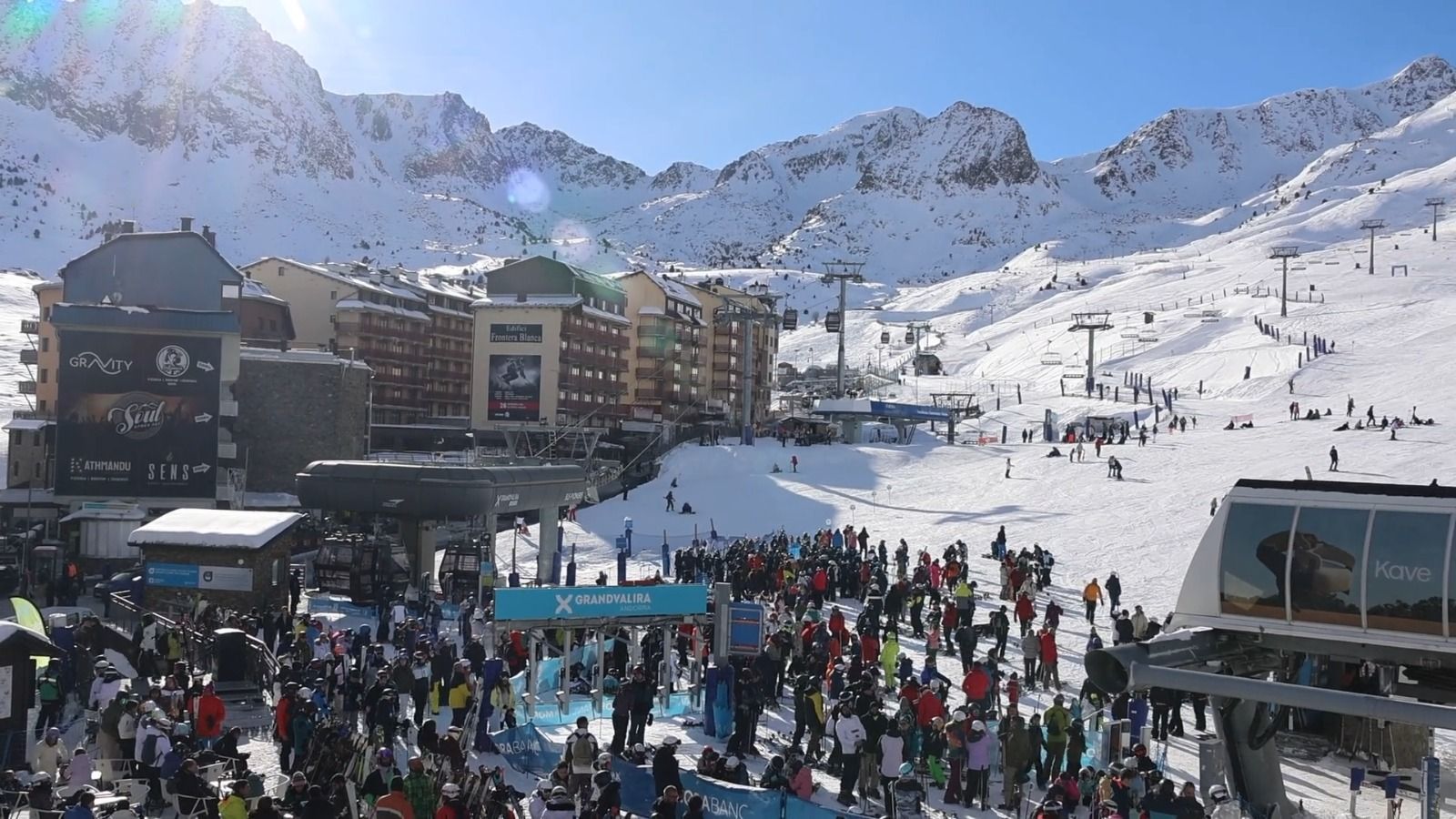 Esquiadors a la zona del Pas de la Casa, sense poder accedir als ginys.