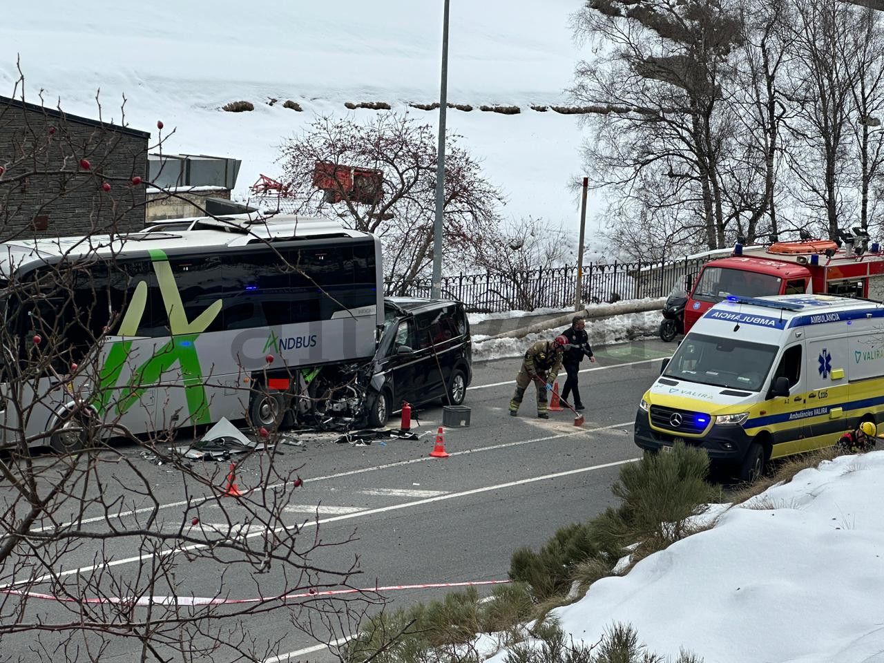 La furgoneta s'ha encastat plenament contra la part posterior del bus.