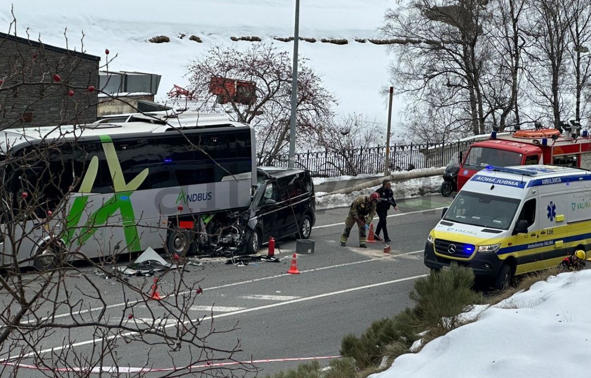 La furgoneta s'ha encastat plenament contra la part posterior del bus. La furgoneta s'ha encastat plenament contra la part posterior del bus.