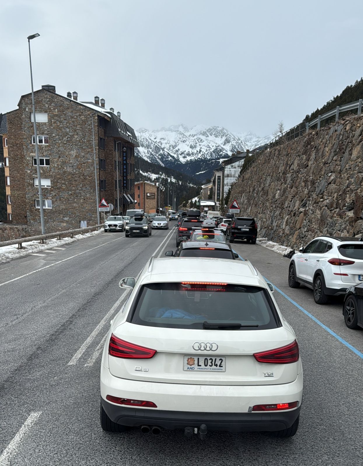 De baixada la retenció ha arribat fins més enllà de la rotonda de Grau Roig. De baixada la retenció ha arribat fins més enllà de la rotonda de Grau Roig.