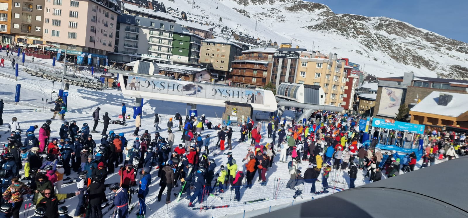 Usuaris de l'estació de Pas de la Casa esperant que es reprengués el servei aquest dijous a mig matí. Usuaris de l'estació de Pas de la Casa esperant que es reprengués el servei aquest dijous a mig matí.