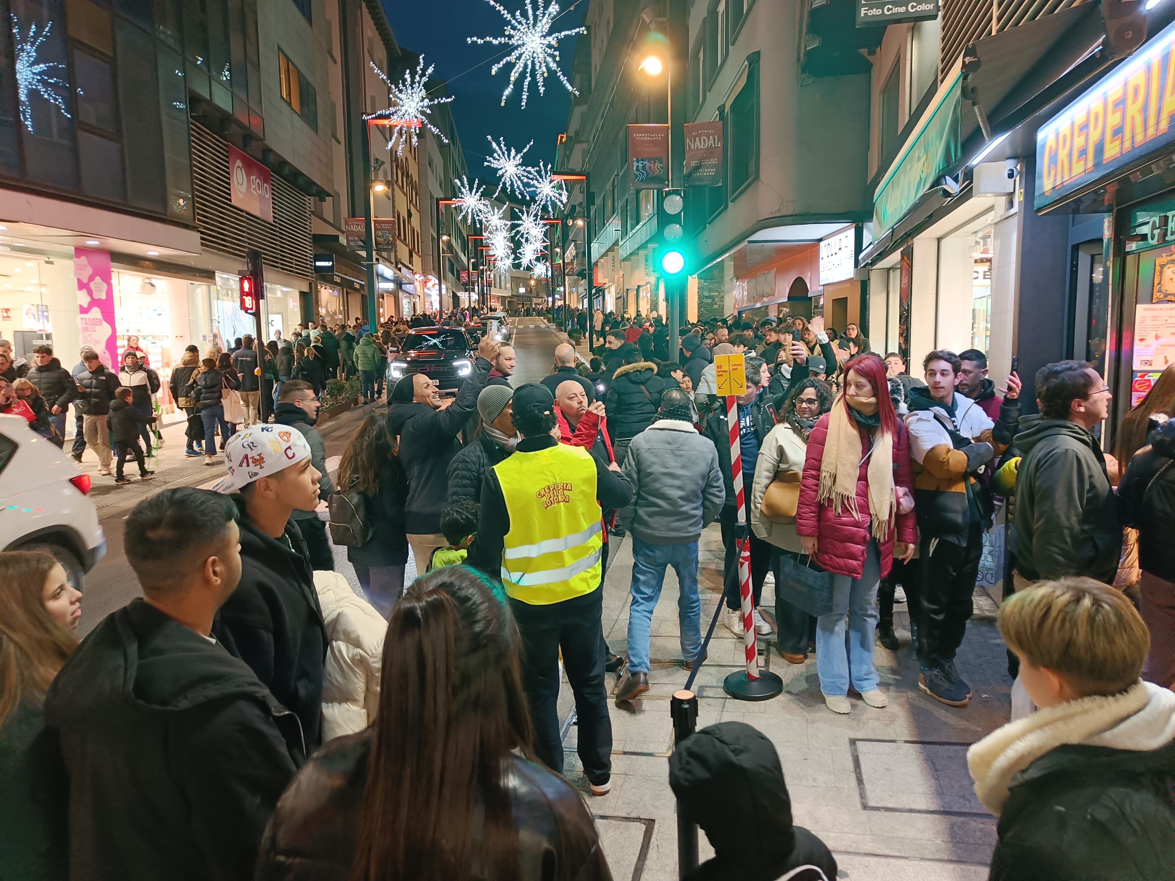 El gestor de cues de la creperia mirant de posar ordre aquest divendres.