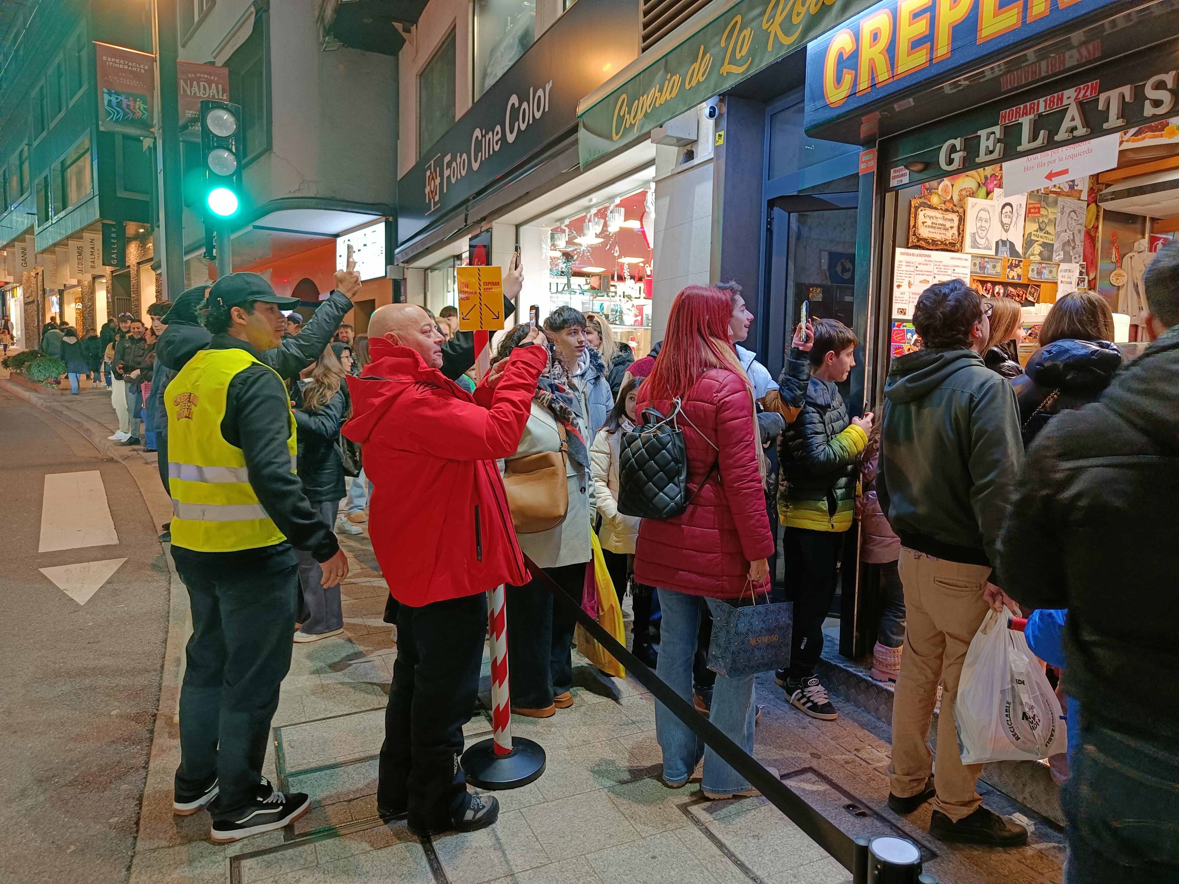 El responsable de la gestió de cues mirant de posar ordre.