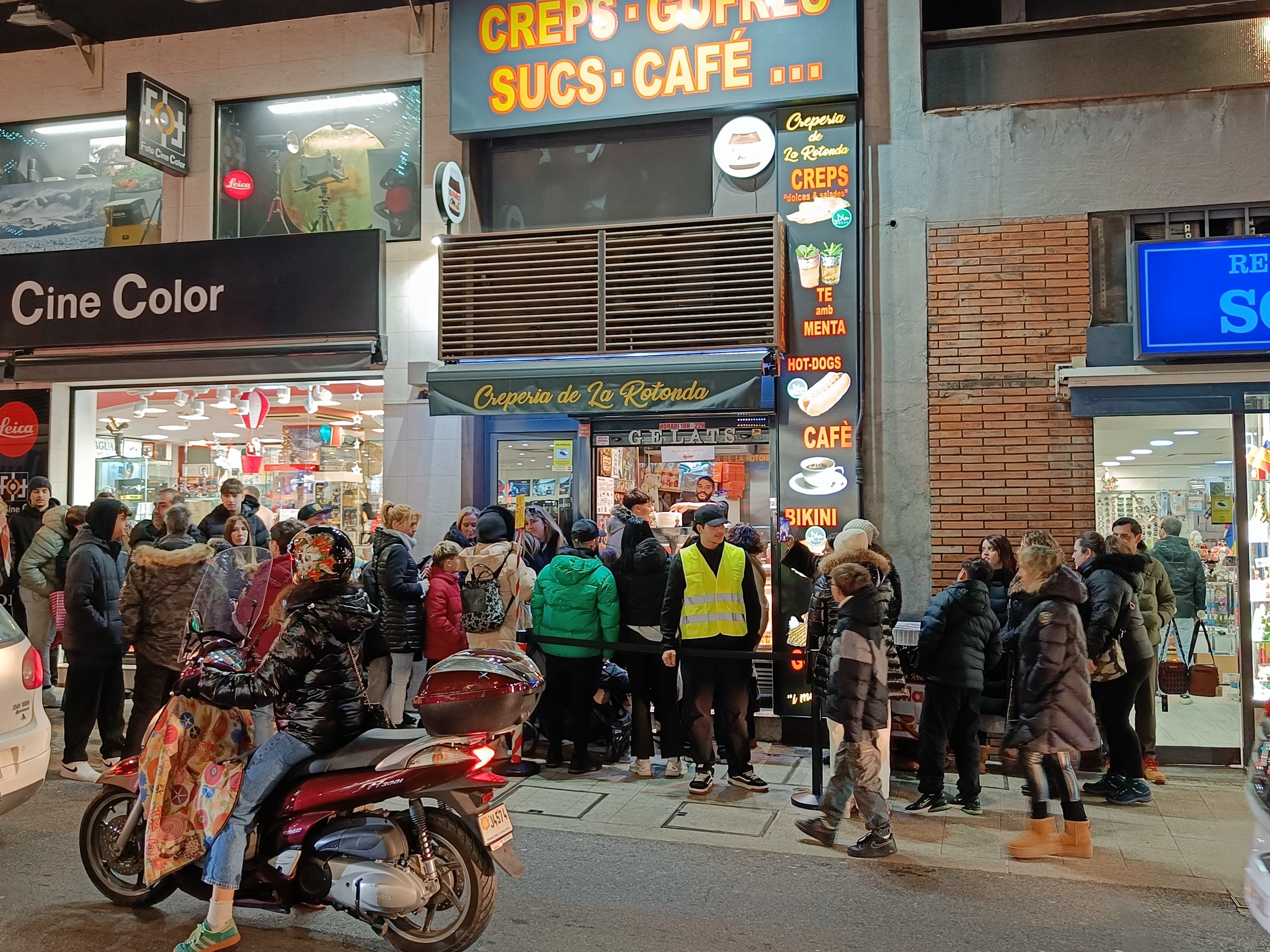 El responsable de la gestió de cues davant de la Creperia.