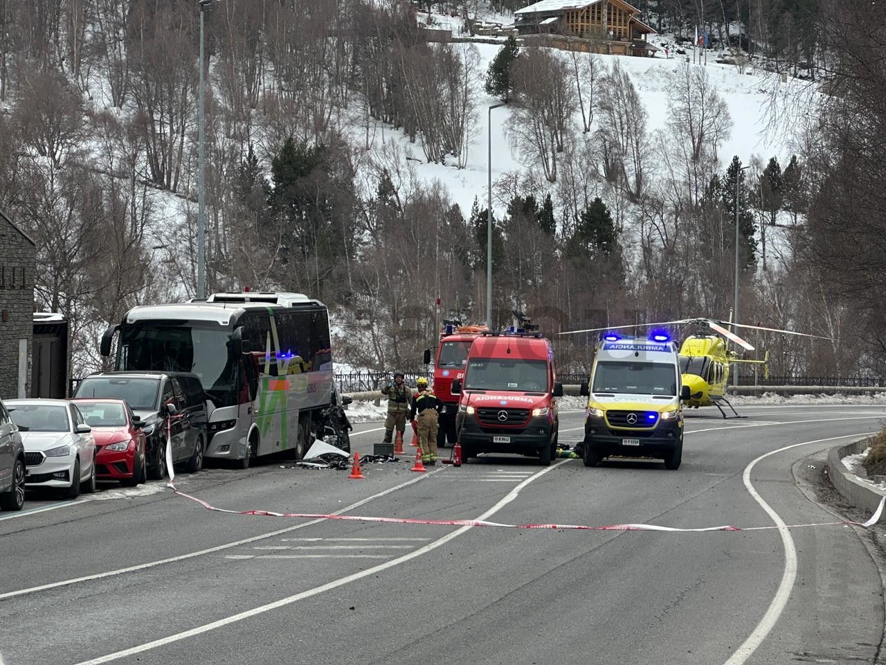 LES EMERGÈNCIES MÈDIQUES TREBALLANT EN EL LLOC DE L'ACCIDENT.