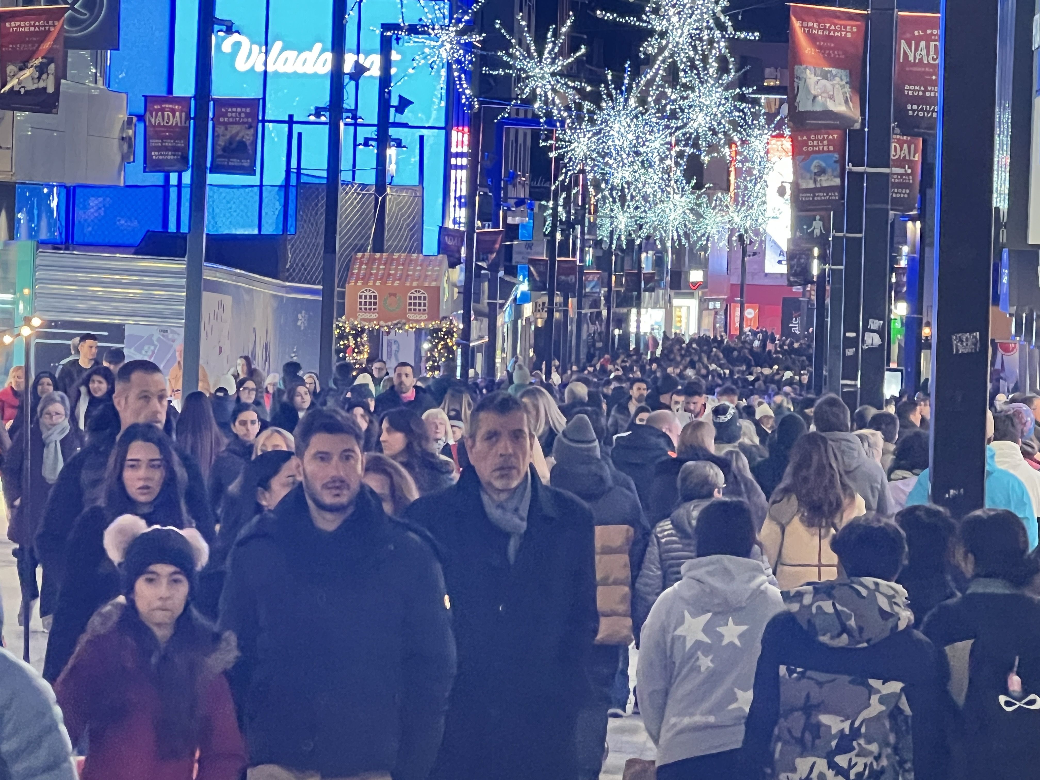 L'avinguda Meritxell plena de gom a gom.