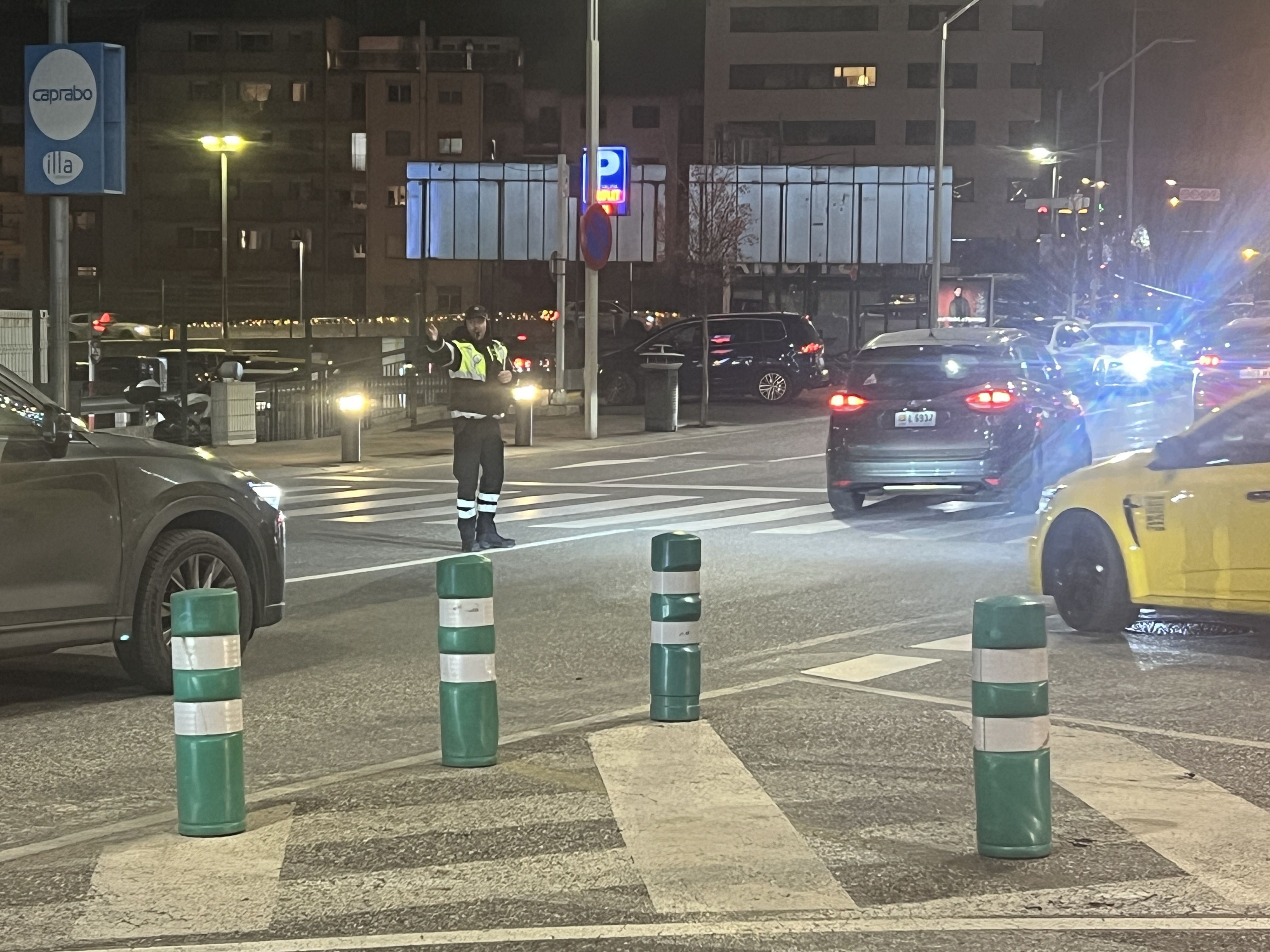 Regulant el trànsit al carrer de la Valira, continuació del carrer de la Unió.
